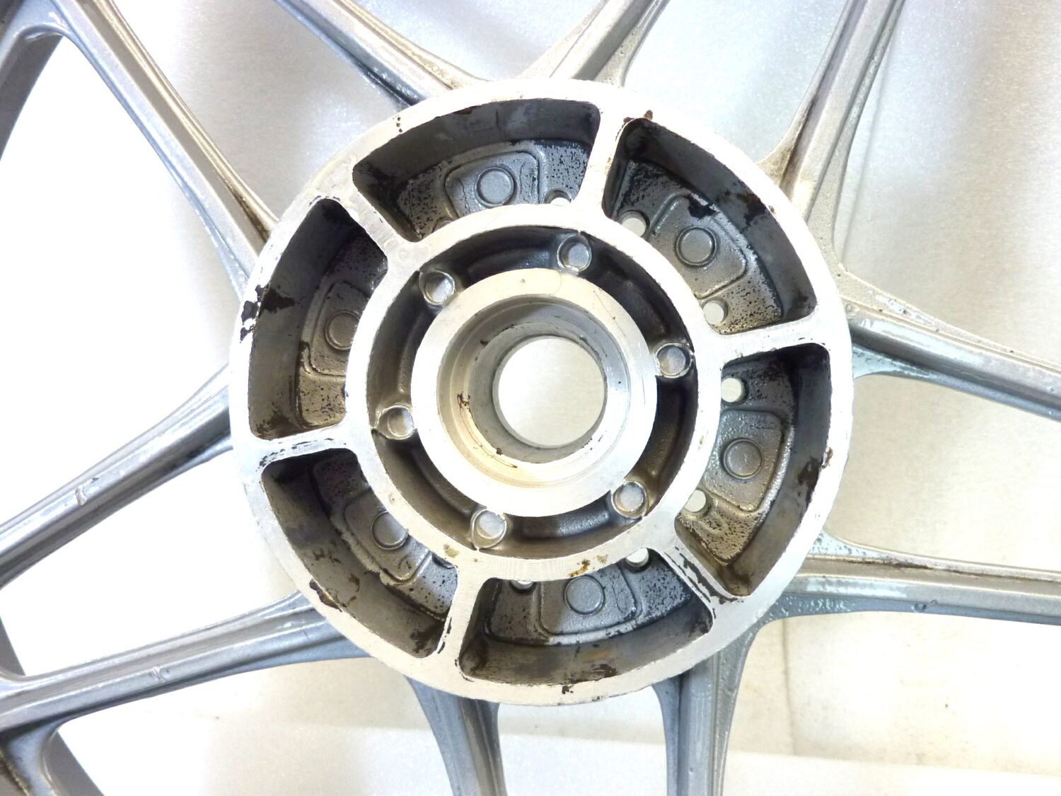 Cerchio posteriore Guzzi V35 C (1983-1988) V65 Florida (1985-1992) 16 x 2,50 cod GU23630680 ruota - immagine 10