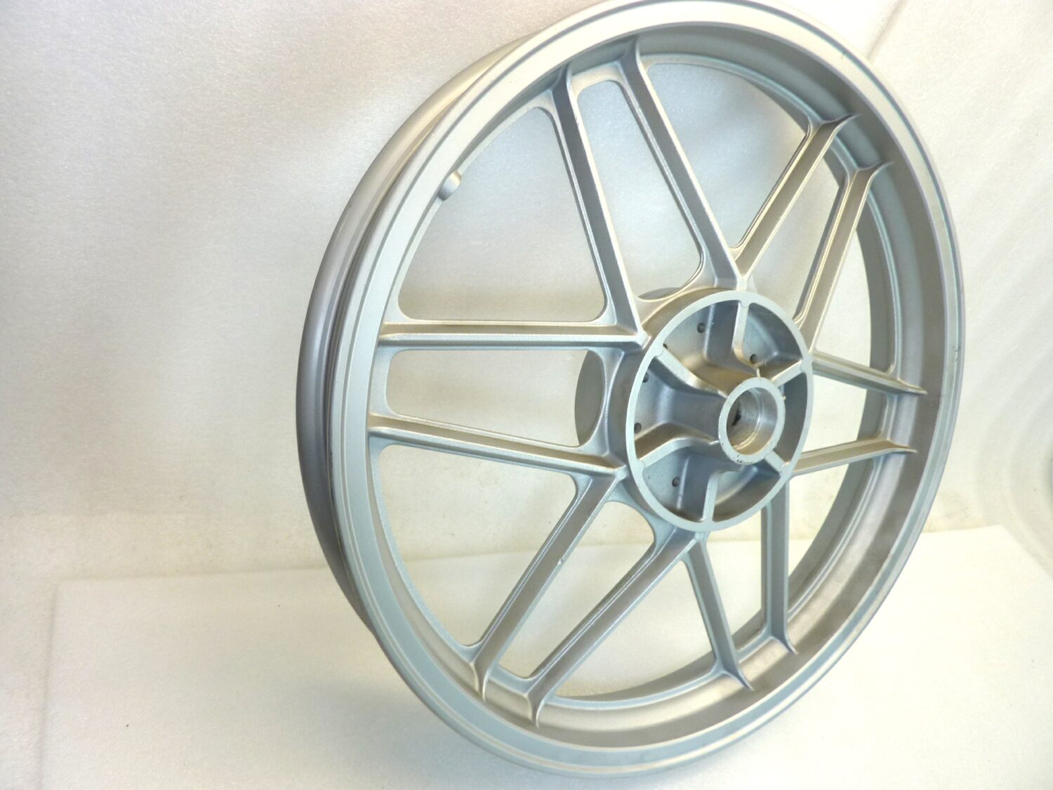 Cerchio posteriore Guzzi V35 V50 18 x 2,15 ruota Nuovo fondo di magazzino leggi descrizione - immagine 2
