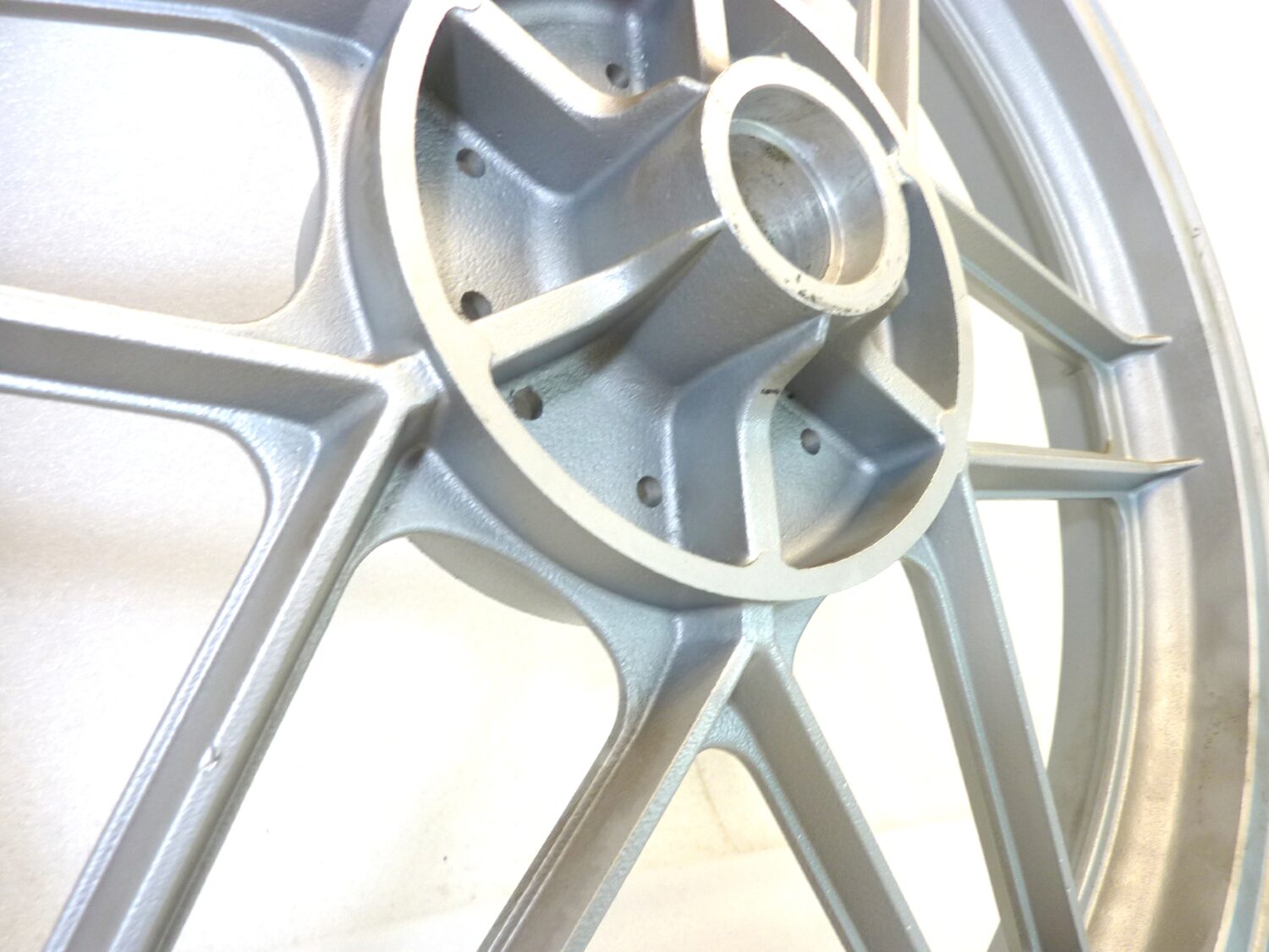 Cerchio posteriore Guzzi V35 V50 18 x 2,15 ruota Nuovo fondo di magazzino leggi descrizione - immagine 4