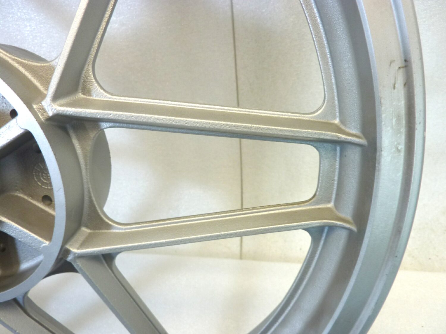 Cerchio posteriore Guzzi V35 V50 18 x 2,15 ruota Nuovo fondo di magazzino leggi descrizione - immagine 5