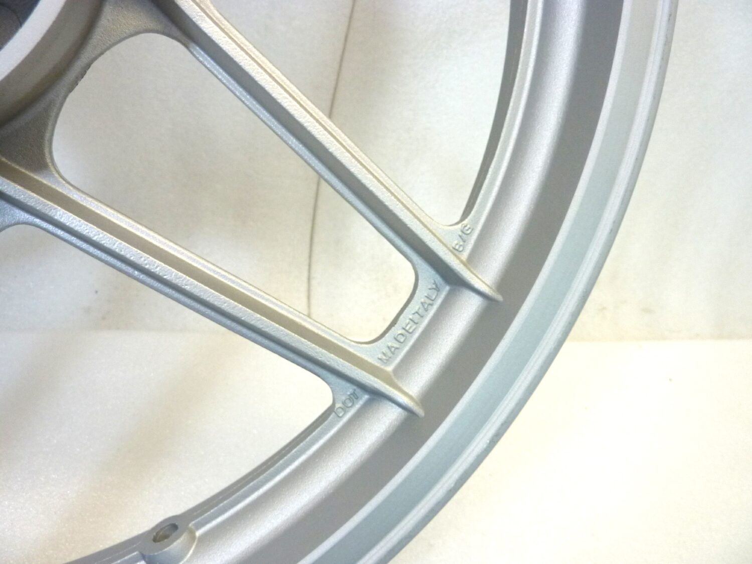 Cerchio posteriore Guzzi V35 V50 18 x 2,15 ruota Nuovo fondo di magazzino leggi descrizione - immagine 11