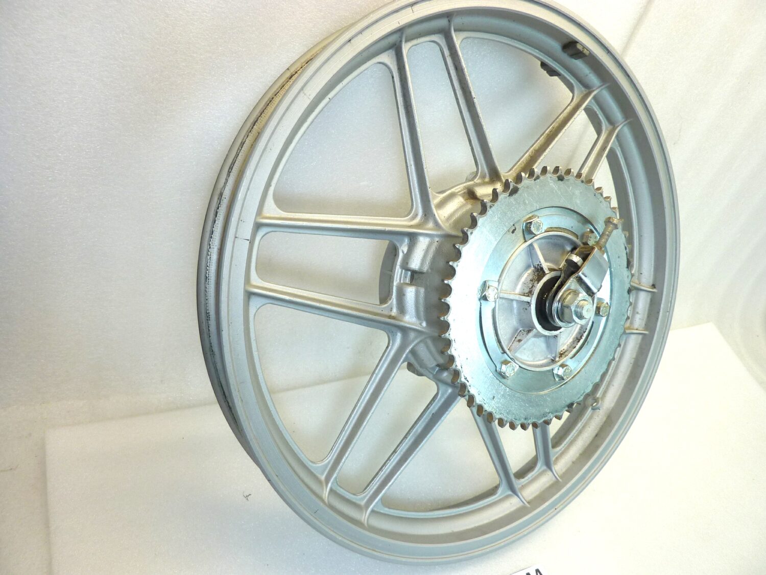 Cerchio posteriore Moto Guzzi 125 2C 4T completo ruota - immagine 2