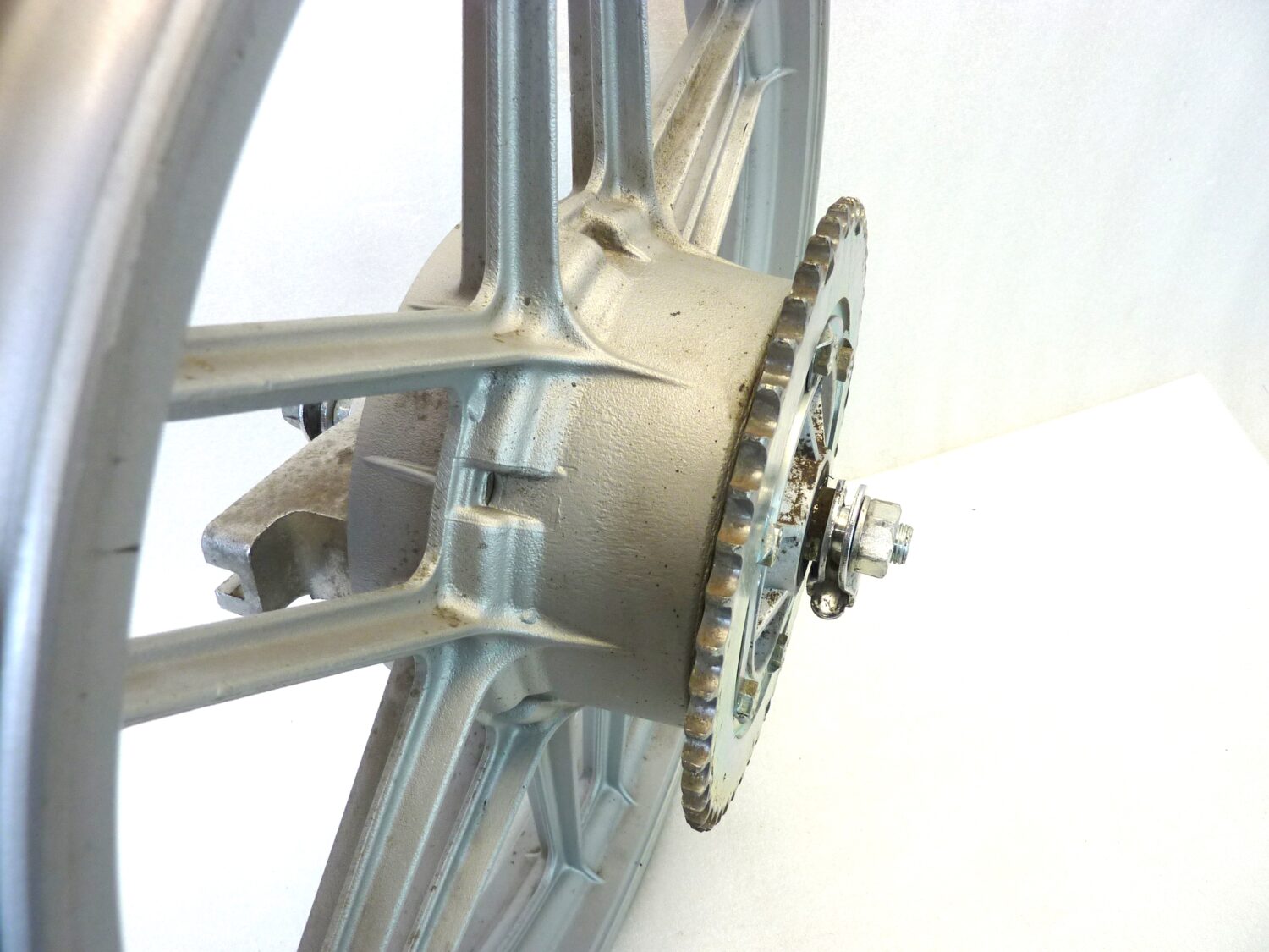 Cerchio posteriore Moto Guzzi 125 2C 4T completo ruota - immagine 6