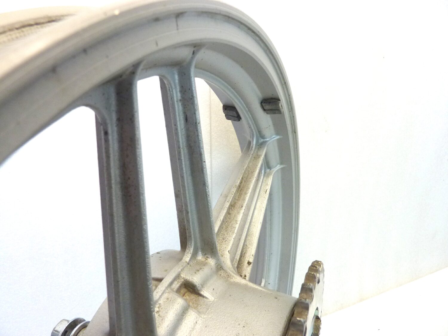 Cerchio posteriore Moto Guzzi 125 2C 4T completo ruota - immagine 7