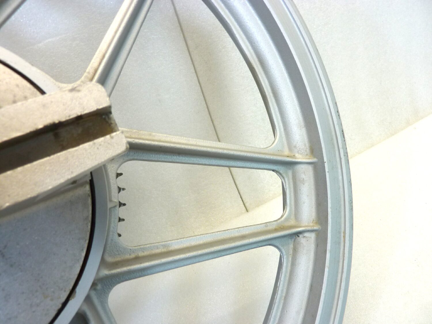 Cerchio posteriore Moto Guzzi 125 2C 4T completo ruota - immagine 12