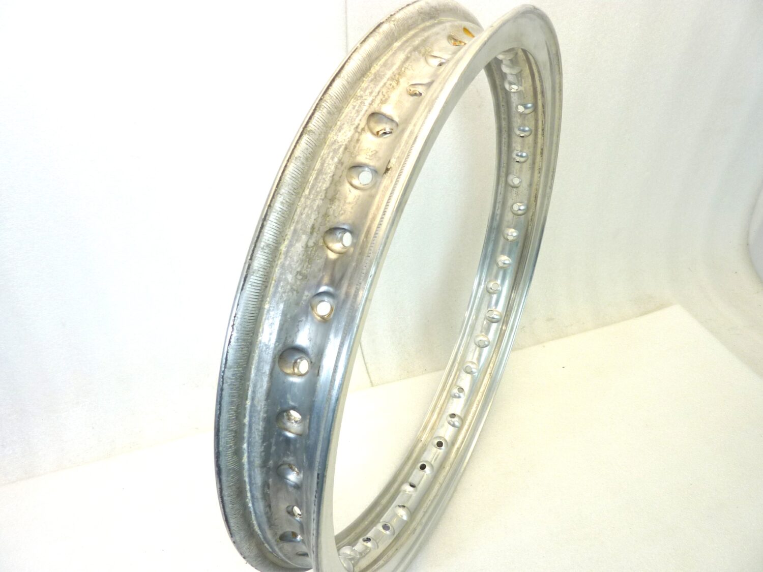 Cerchio anteriore Guzzi Borrani V7 850 GT 750 WM 2 1,85 x 18 40 RECORD 11 RM 01 4816 lievemente ammaccato come da foto - immagine 3