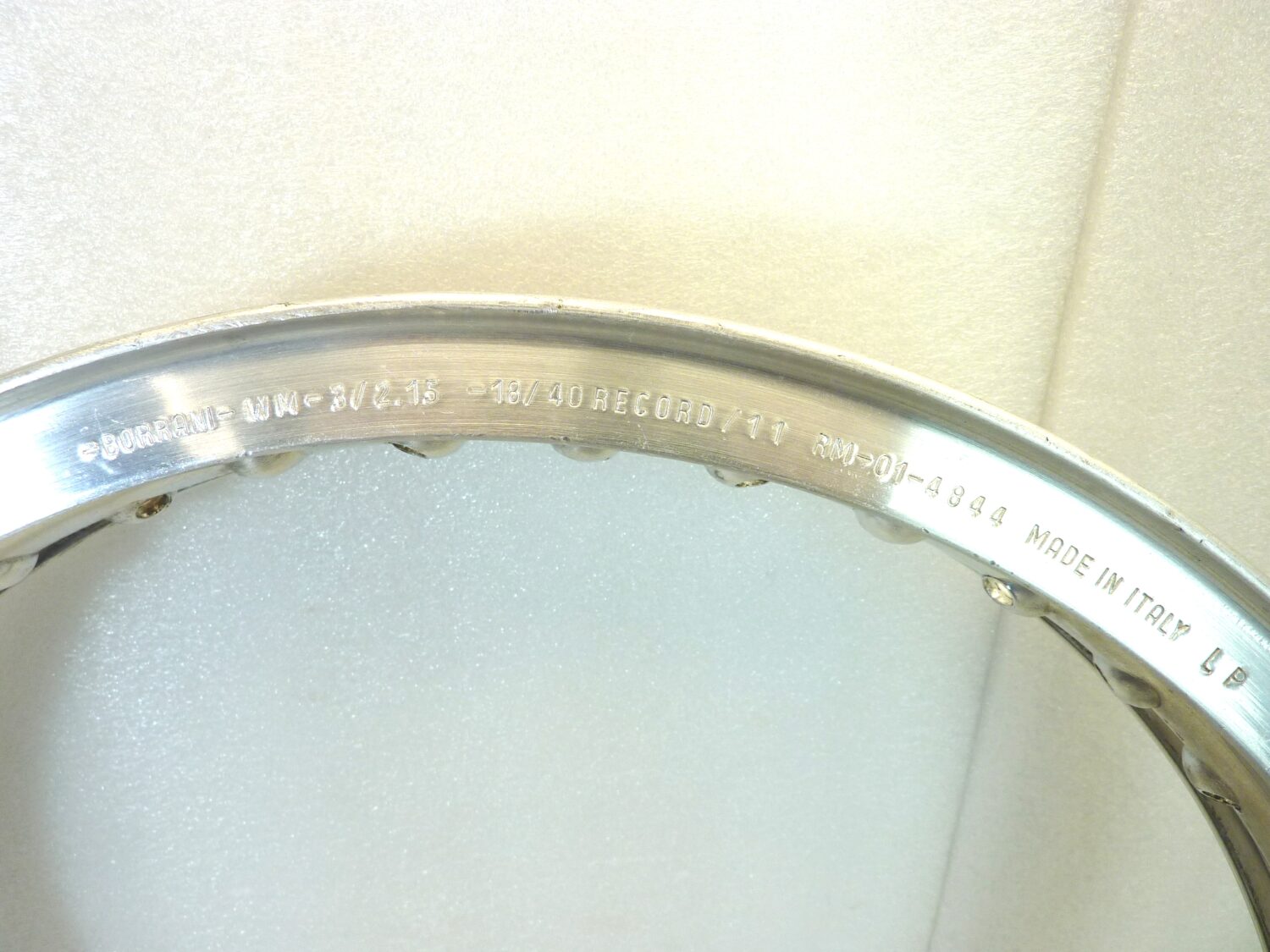 Cerchio anteriore Guzzi Borrani V7 850 GT 750 WM 3/2,15 x 18 40 RECORD 11 RM 01 4844 LP - immagine 3