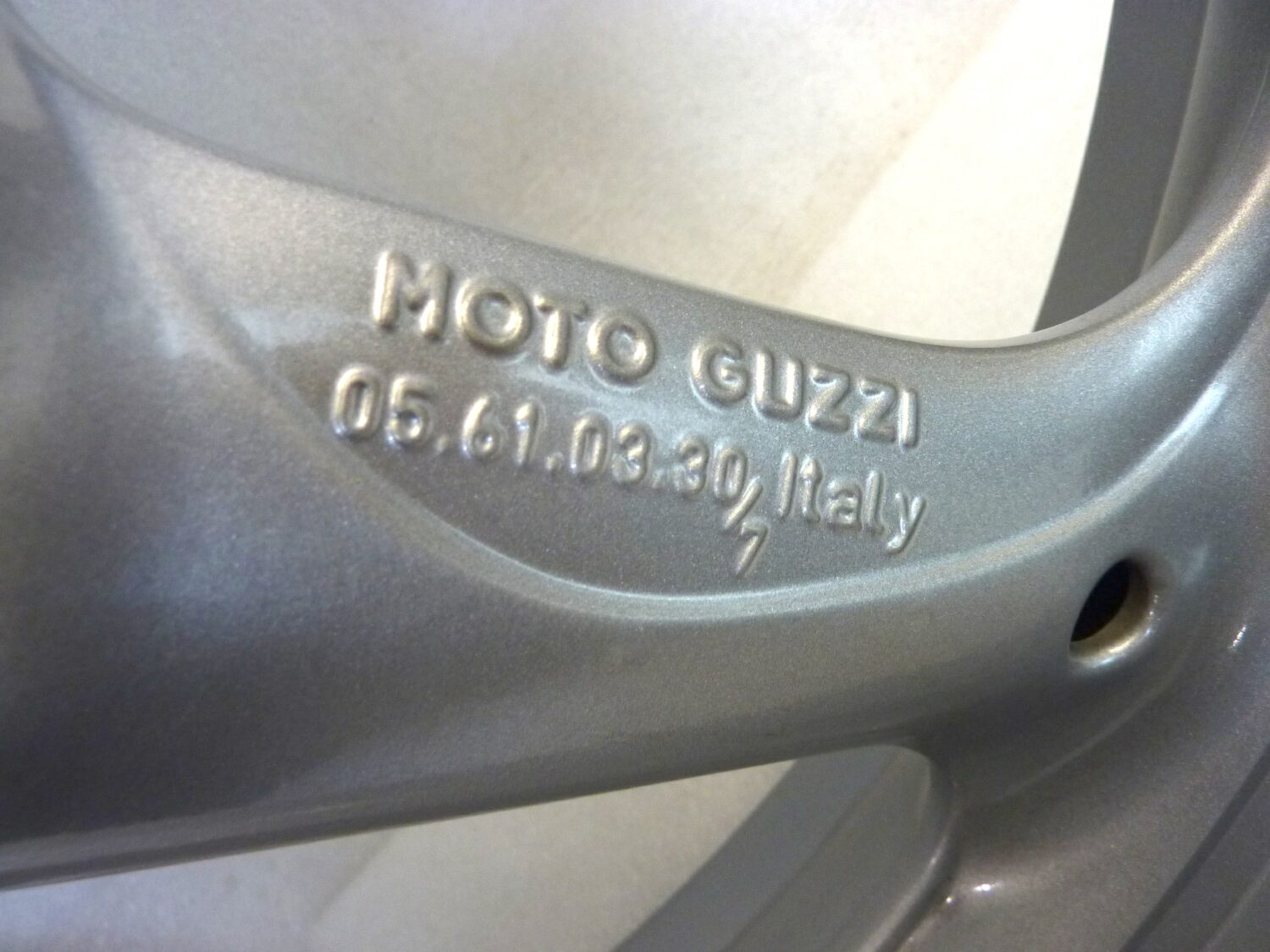 Cerchio anteriore Guzzi Norge 1200 2006 - 2010 cod 05610330/7 302274 3,5 x 17 grigio chiaro ruota Nuovo fondo di magazzino leggi descrizione - immagine 11