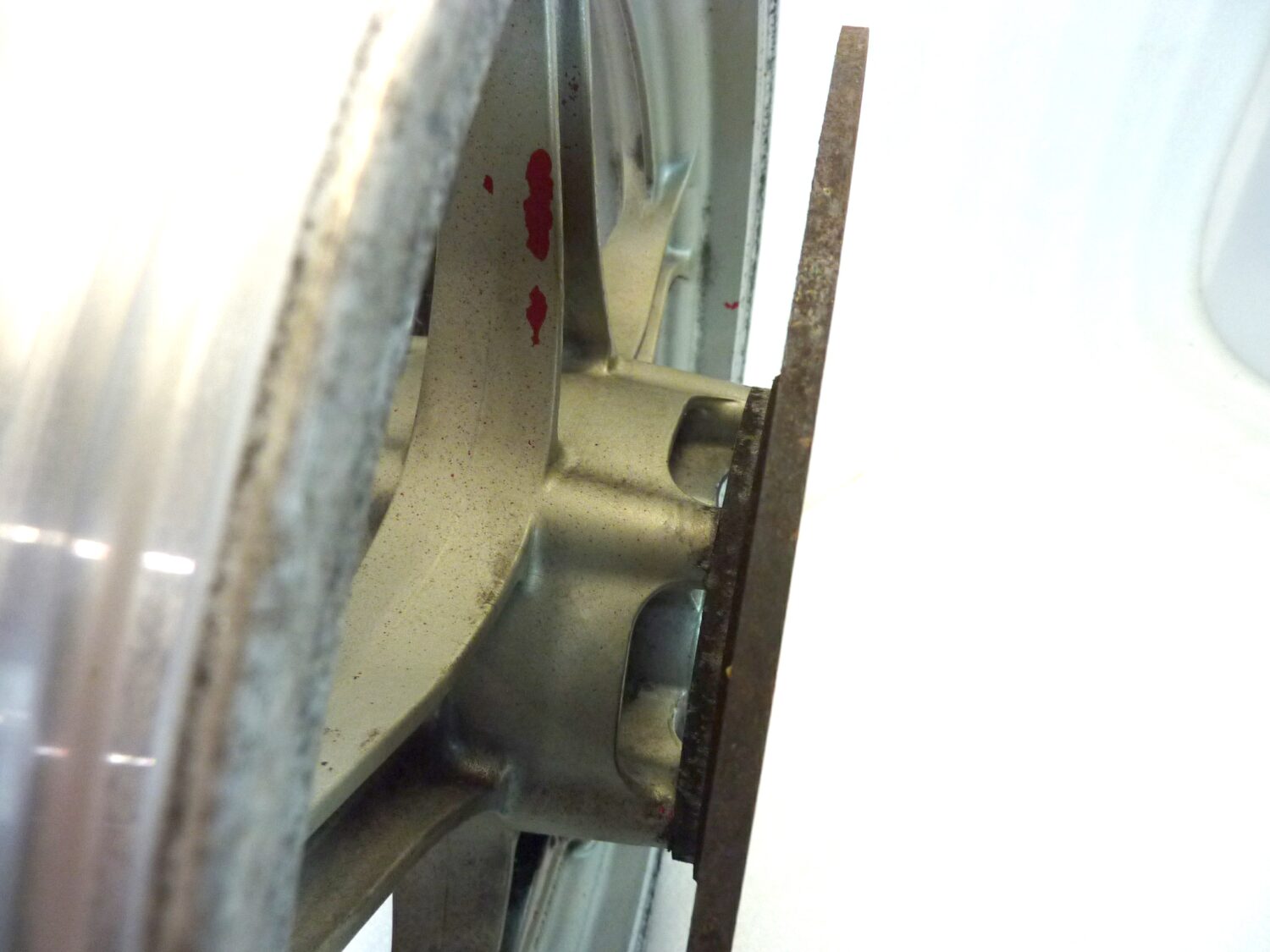 Cerchio anteriore Guzzi 850 T5 18 x 2,50 con dischi spessore 5,7 mm ruota - immagine 6