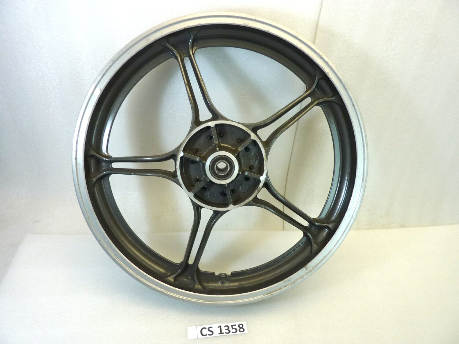 Cerchio posteriore Guzzi 350 V35 Carabinieri (350 ccm, 1992 - 2001) 650 V65 Polizia (644 ccm, 1981 - ) 750 SP (750 ccm, 1989 - 1996) 750 Strada (748 ccm, 1995 - 1995) V50 Polizia (500 ccm, 1977 - 1979) cod 20630620 18 x 2,75