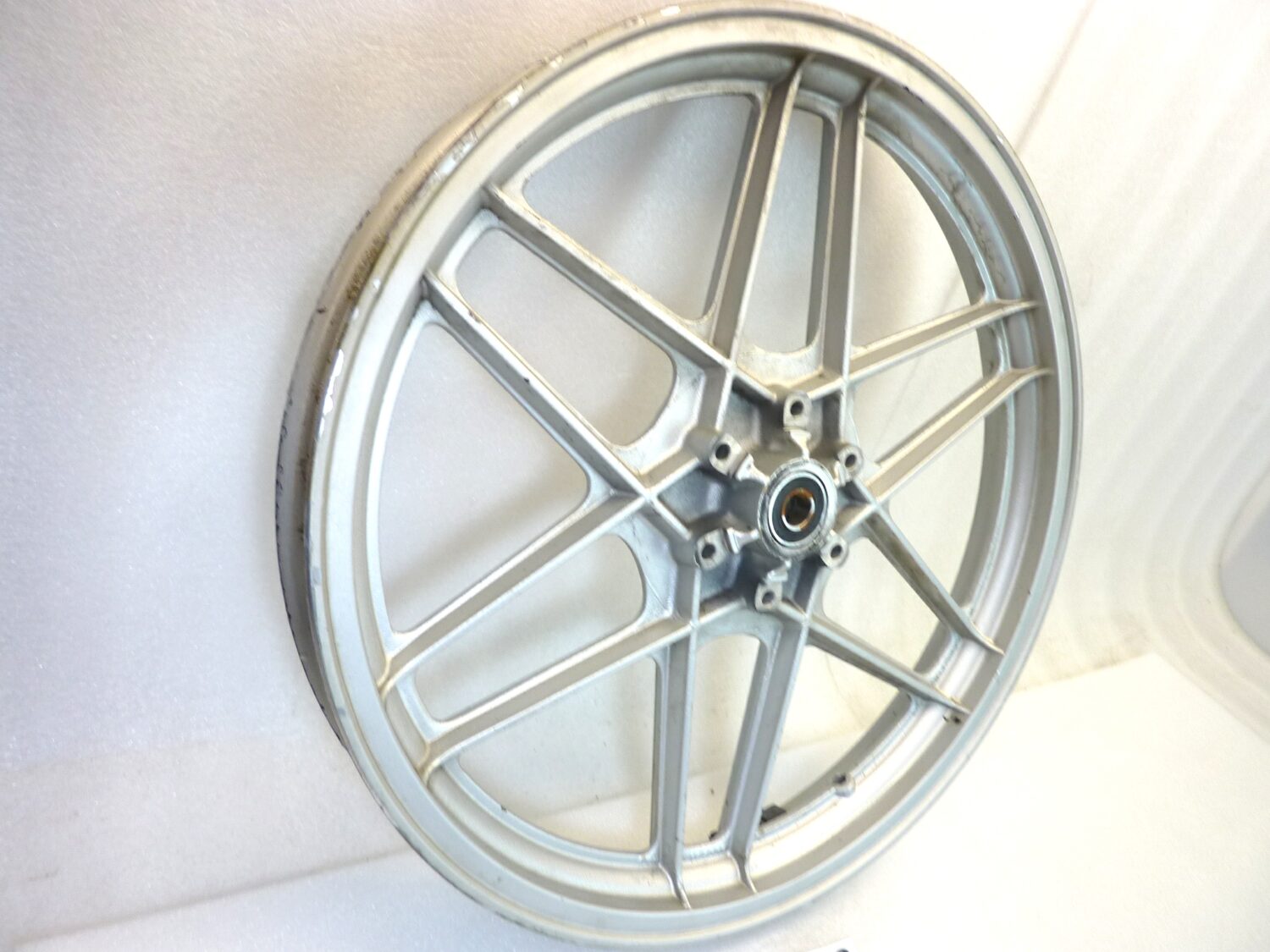 Cerchio anteriore Guzzi V35 V50 2 1,85 18 ruota cod GU19610300 GU19610305 vedi mozzo - immagine 2