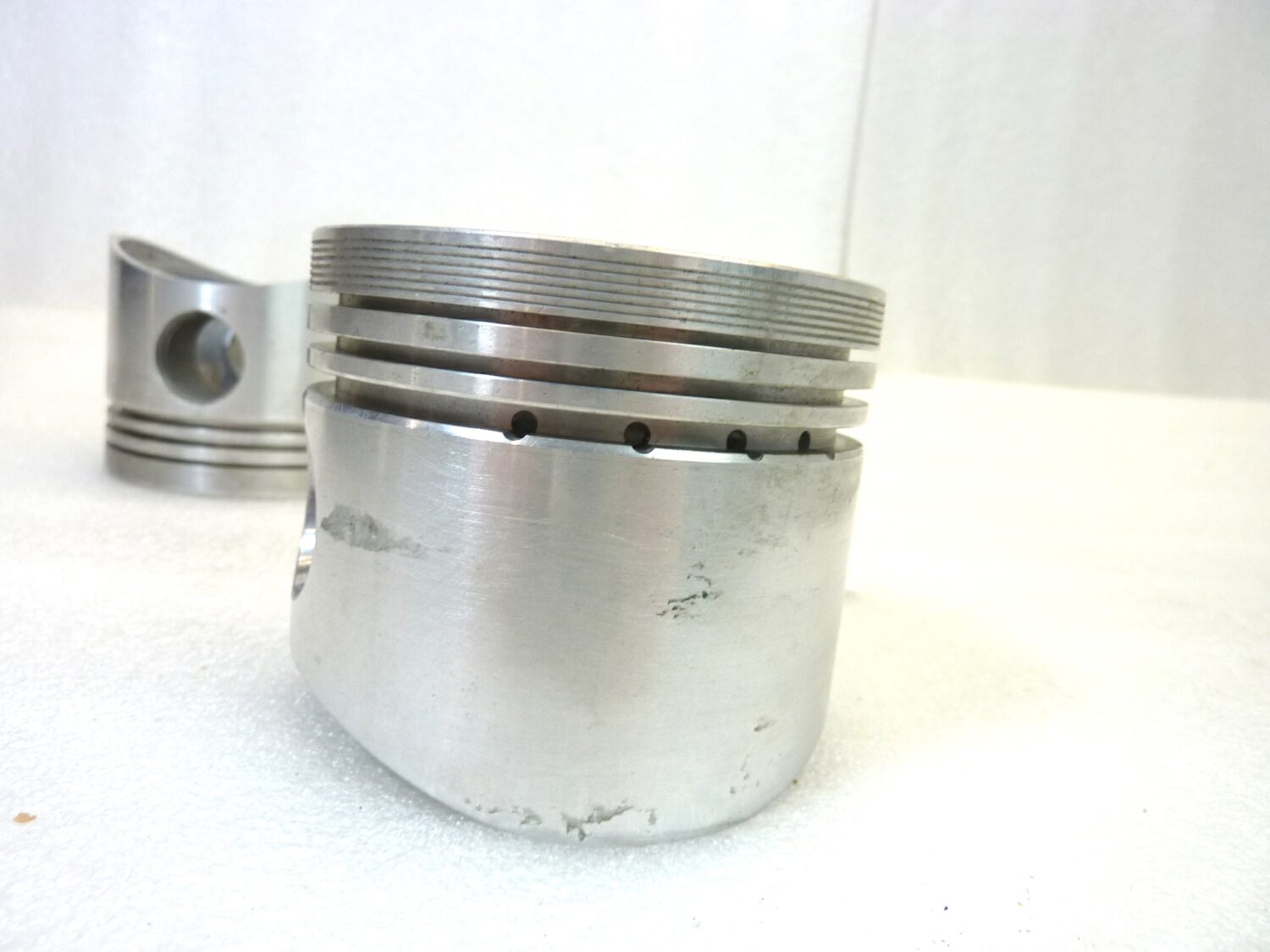 Coppia pistoni Guzzi V75 4V come da foto Nuovo fondo di magazzino - VEDI FOTO - LEGGI DESCRIZIONE - immagine 13