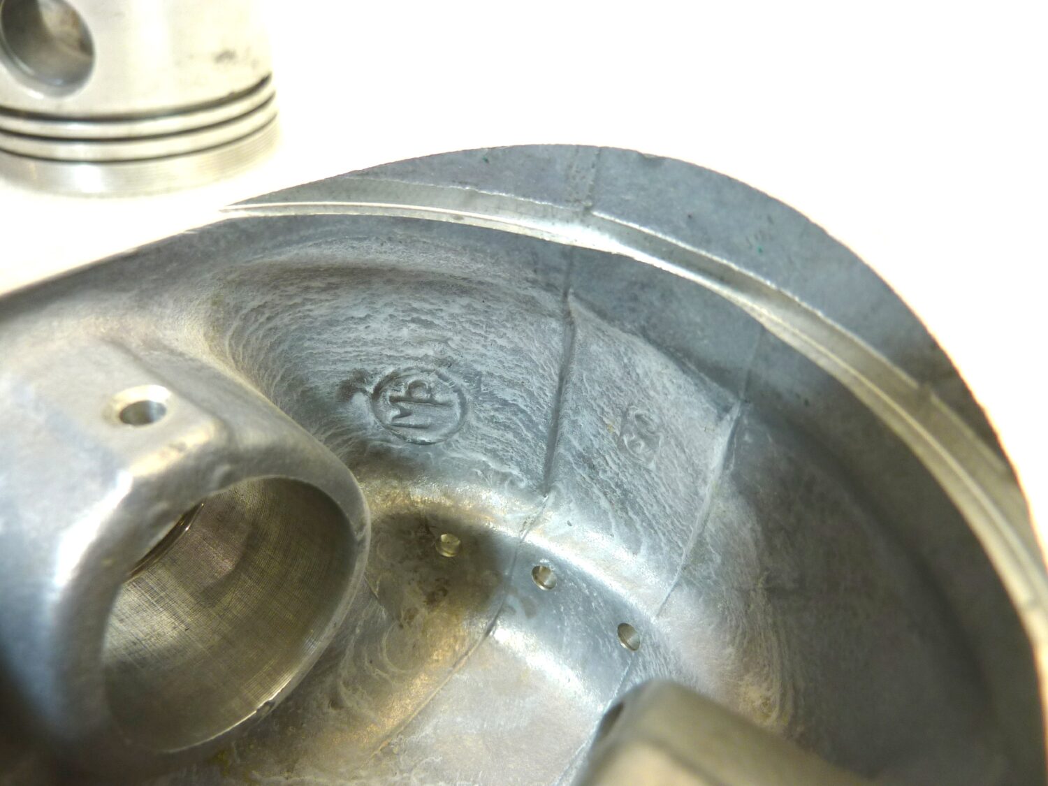 Coppia pistoni Guzzi V75 4V come da foto Nuovo fondo di magazzino - VEDI FOTO - LEGGI DESCRIZIONE - immagine 15
