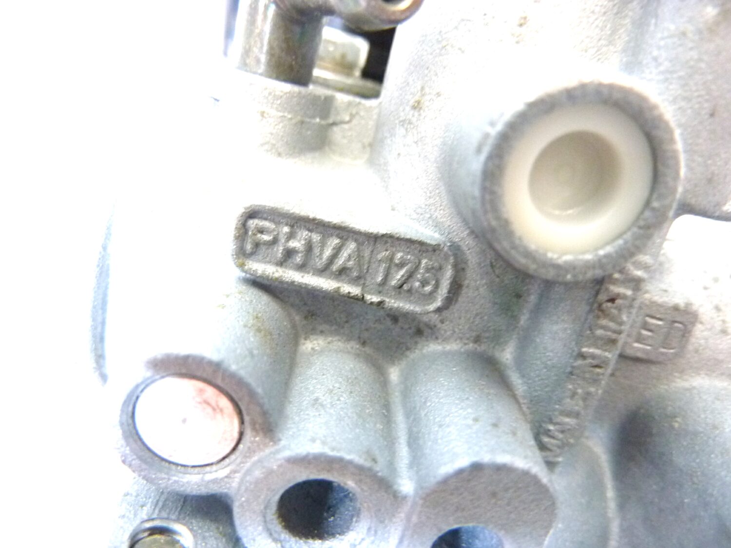 Carburatore Dell'Orto PHVA 17,5 PHVA17,5 OGGETTO NON TESTATO, PROPOSTO COME DA RITROVAMENTO, COME DA FOTO, NON APERTO, NON VERIFICATO, SOLO PARZIALE PULIZIA ESTERNA - immagine 3