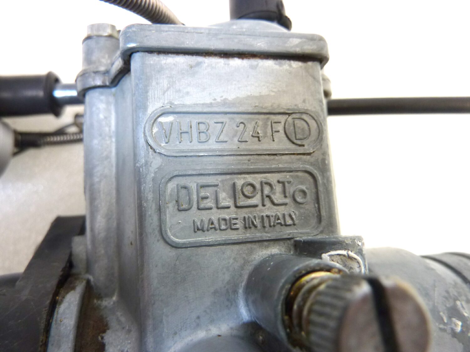 Carburatore Dell'Orto VHBZ 24 F D con collettore Guzzi V35 e comando aria VHBZ24FD OGGETTO NON TESTATO, PROPOSTO COME DA RITROVAMENTO, COME DA FOTO, NON APERTO, NON VERIFICATO, SOLO PARZIALE PULIZIA ESTERNA - immagine 2