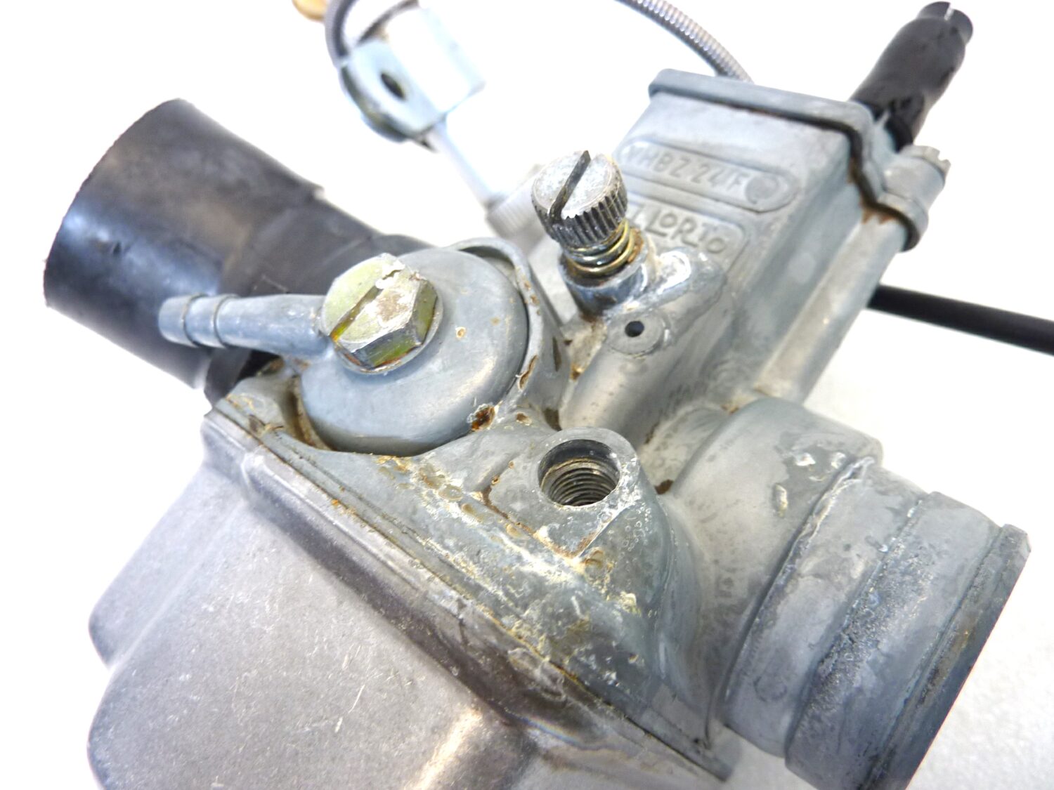 Carburatore Dell'Orto VHBZ 24 F D con collettore Guzzi V35 e comando aria VHBZ24FD OGGETTO NON TESTATO, PROPOSTO COME DA RITROVAMENTO, COME DA FOTO, NON APERTO, NON VERIFICATO, SOLO PARZIALE PULIZIA ESTERNA - immagine 6