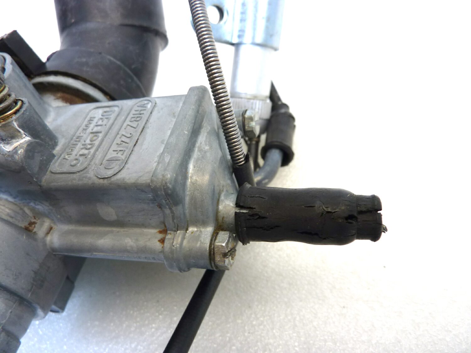 Carburatore Dell'Orto VHBZ 24 F D con collettore Guzzi V35 e comando aria VHBZ24FD OGGETTO NON TESTATO, PROPOSTO COME DA RITROVAMENTO, COME DA FOTO, NON APERTO, NON VERIFICATO, SOLO PARZIALE PULIZIA ESTERNA - immagine 7