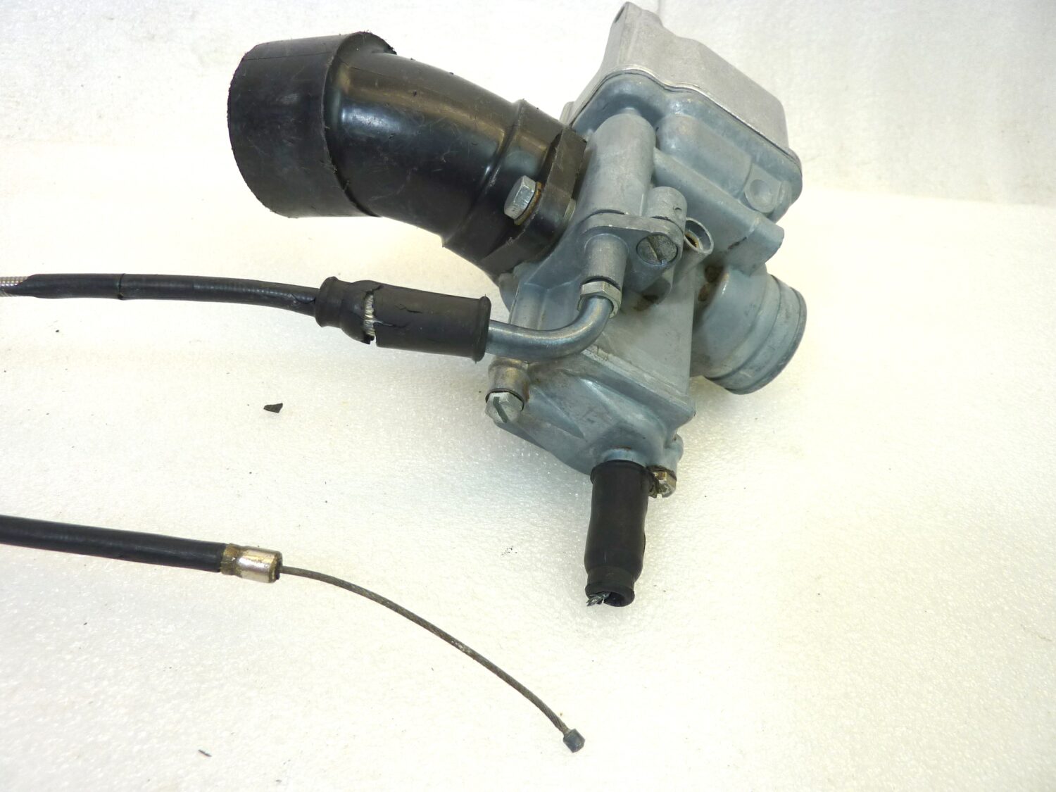 Carburatore Dell'Orto VHBZ 24 F D con collettore Guzzi V35 e comando aria VHBZ24FD OGGETTO NON TESTATO, PROPOSTO COME DA RITROVAMENTO, COME DA FOTO, NON APERTO, NON VERIFICATO, SOLO PARZIALE PULIZIA ESTERNA - immagine 11