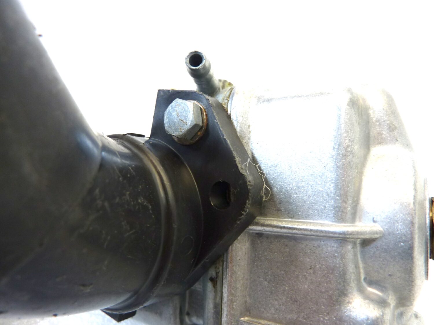 Carburatore Dell'Orto VHBZ 24 F D con collettore Guzzi V35 e comando aria VHBZ24FD OGGETTO NON TESTATO, PROPOSTO COME DA RITROVAMENTO, COME DA FOTO, NON APERTO, NON VERIFICATO, SOLO PARZIALE PULIZIA ESTERNA - immagine 16