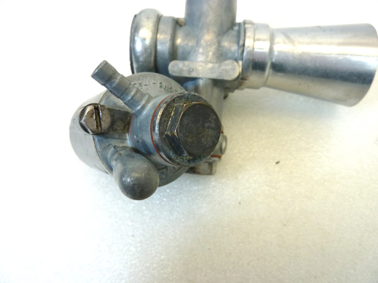 Carburatore Dell'Orto UA 16 BS UA16BS come da foto con trombetta OGGETTO NON TESTATO, PROPOSTO COME DA RITROVAMENTO, COME DA FOTO, NON APERTO, NON VERIFICATO, SOLO PARZIALE PULIZIA ESTERNA - immagine 12