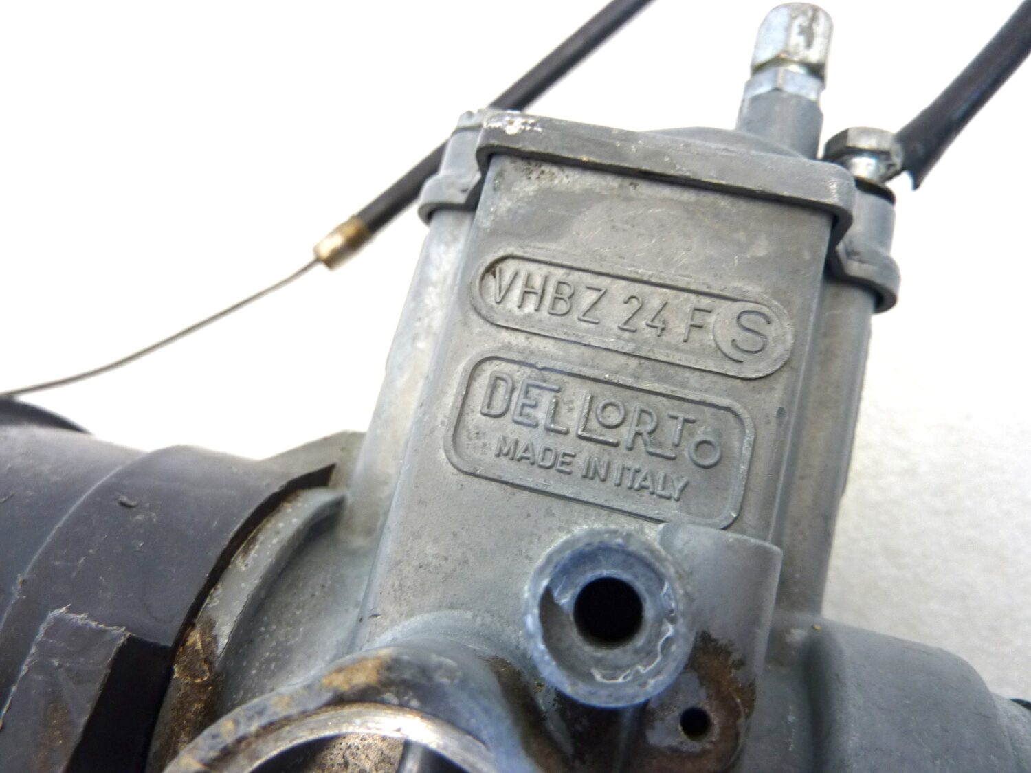 Carburatore Dell'Orto VHBZ 24 FS VHBZ24FS con collettore Guzzi V35 e comando aria OGGETTO NON TESTATO, PROPOSTO COME DA RITROVAMENTO, COME DA FOTO, NON APERTO, NON VERIFICATO, SOLO PARZIALE PULIZIA ESTERNA - immagine 5