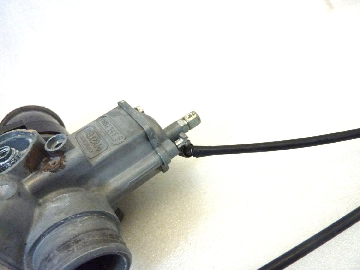 Carburatore Dell'Orto VHBZ 24 FS VHBZ24FS con collettore Guzzi V35 e comando aria OGGETTO NON TESTATO, PROPOSTO COME DA RITROVAMENTO, COME DA FOTO, NON APERTO, NON VERIFICATO, SOLO PARZIALE PULIZIA ESTERNA - immagine 11