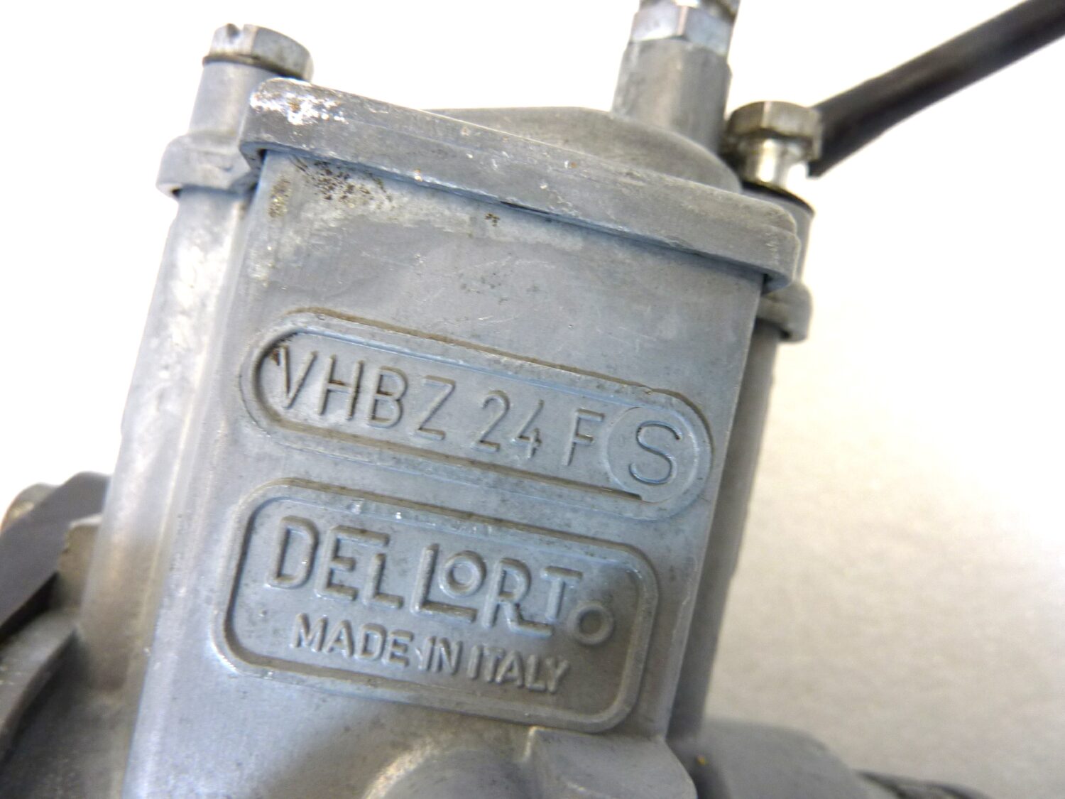 Carburatore Dell'Orto VHBZ 24 FS VHBZ24FS con collettore Guzzi V35 e comando aria OGGETTO NON TESTATO, PROPOSTO COME DA RITROVAMENTO, COME DA FOTO, NON APERTO, NON VERIFICATO, SOLO PARZIALE PULIZIA ESTERNA - immagine 13