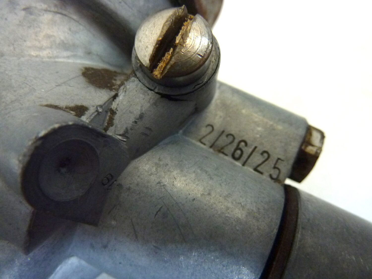 Carburatore Bing 2 26 25 OGGETTO NON TESTATO, PROPOSTO COME DA RITROVAMENTO, COME DA FOTO, NON APERTO, NON VERIFICATO, SOLO PARZIALE PULIZIA ESTERNA - immagine 3