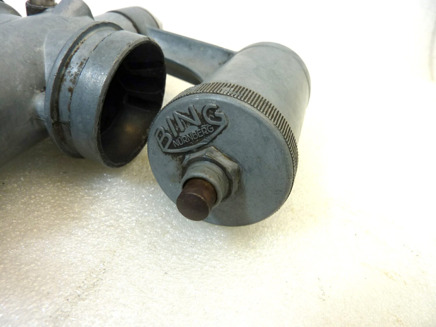 Carburatore Bing 2 26 25 OGGETTO NON TESTATO, PROPOSTO COME DA RITROVAMENTO, COME DA FOTO, NON APERTO, NON VERIFICATO, SOLO PARZIALE PULIZIA ESTERNA - immagine 7