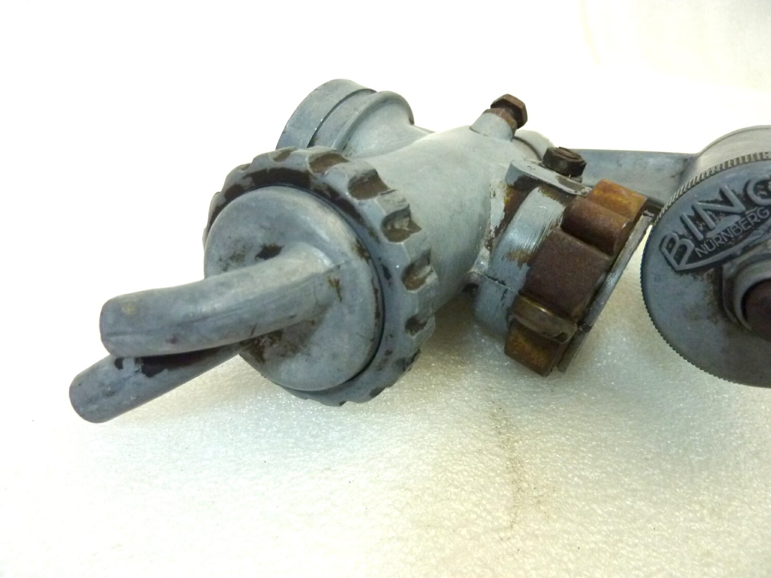 Carburatore Bing 2 26 25 OGGETTO NON TESTATO, PROPOSTO COME DA RITROVAMENTO, COME DA FOTO, NON APERTO, NON VERIFICATO, SOLO PARZIALE PULIZIA ESTERNA - immagine 10