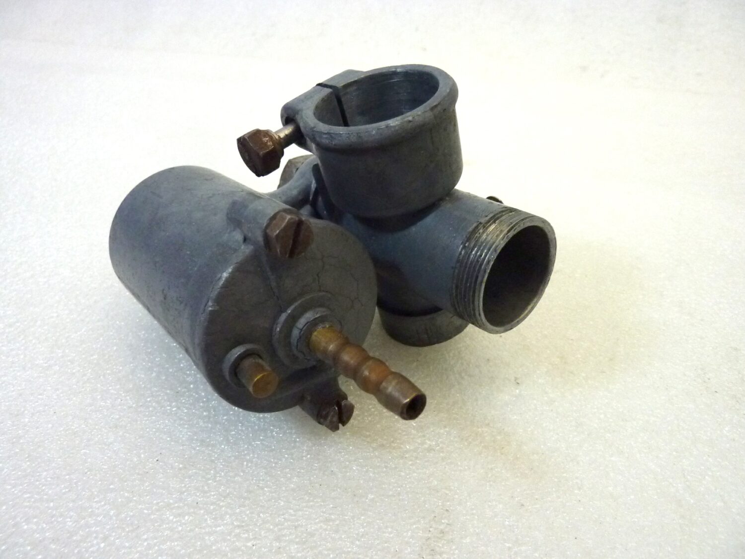 Corpo carburatore moto epoca come da foto OGGETTO NON TESTATO, PROPOSTO COME DA RITROVAMENTO, COME DA FOTO, NON APERTO, NON VERIFICATO, SOLO PARZIALE PULIZIA ESTERNA - immagine 3