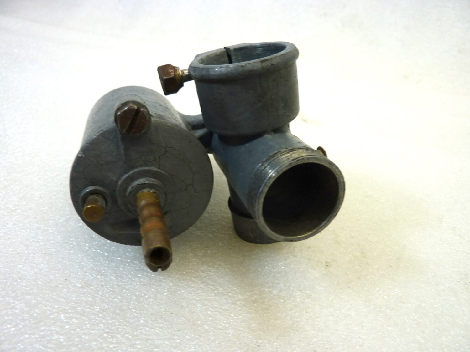 Corpo carburatore moto epoca come da foto OGGETTO NON TESTATO, PROPOSTO COME DA RITROVAMENTO, COME DA FOTO, NON APERTO, NON VERIFICATO, SOLO PARZIALE PULIZIA ESTERNA - immagine 4