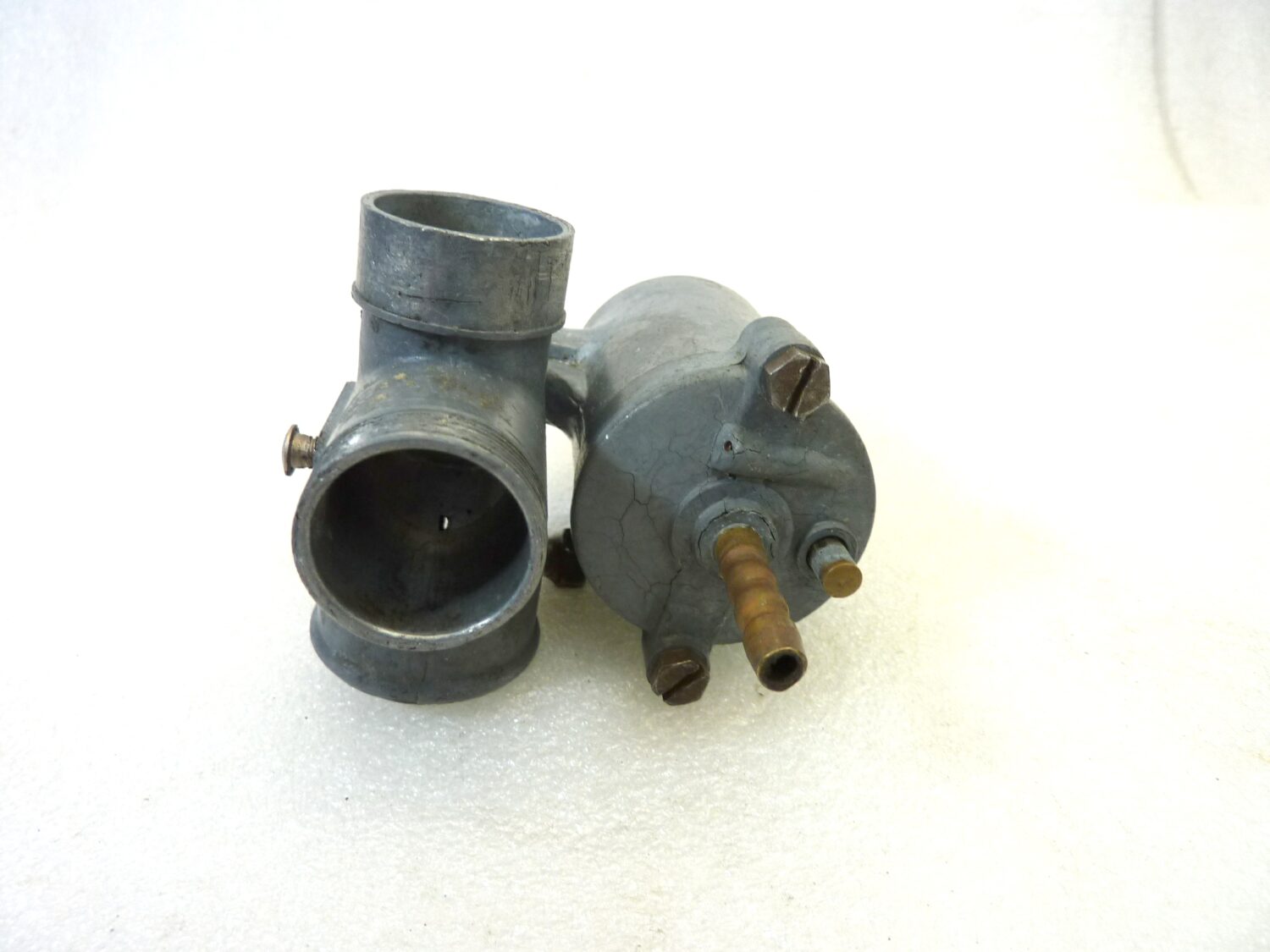 Corpo carburatore moto epoca come da foto OGGETTO NON TESTATO, PROPOSTO COME DA RITROVAMENTO, COME DA FOTO, NON APERTO, NON VERIFICATO, SOLO PARZIALE PULIZIA ESTERNA - immagine 6