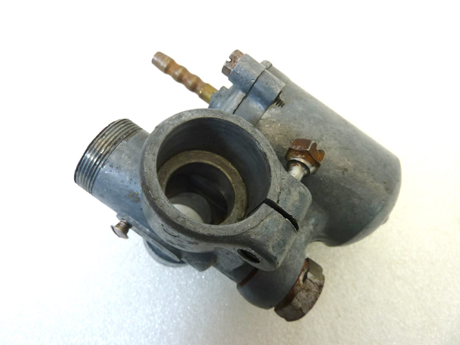 Corpo carburatore moto epoca come da foto OGGETTO NON TESTATO, PROPOSTO COME DA RITROVAMENTO, COME DA FOTO, NON APERTO, NON VERIFICATO, SOLO PARZIALE PULIZIA ESTERNA - immagine 7