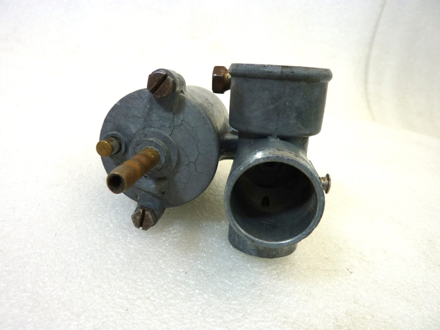 Corpo carburatore moto epoca come da foto OGGETTO NON TESTATO, PROPOSTO COME DA RITROVAMENTO, COME DA FOTO, NON APERTO, NON VERIFICATO, SOLO PARZIALE PULIZIA ESTERNA - immagine 8