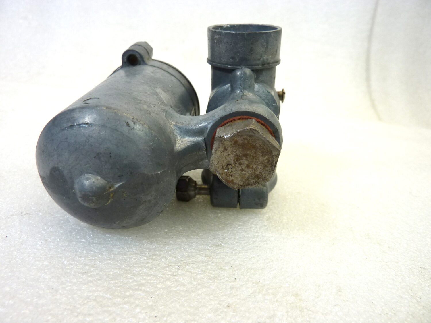 Corpo carburatore moto epoca come da foto OGGETTO NON TESTATO, PROPOSTO COME DA RITROVAMENTO, COME DA FOTO, NON APERTO, NON VERIFICATO, SOLO PARZIALE PULIZIA ESTERNA - immagine 9