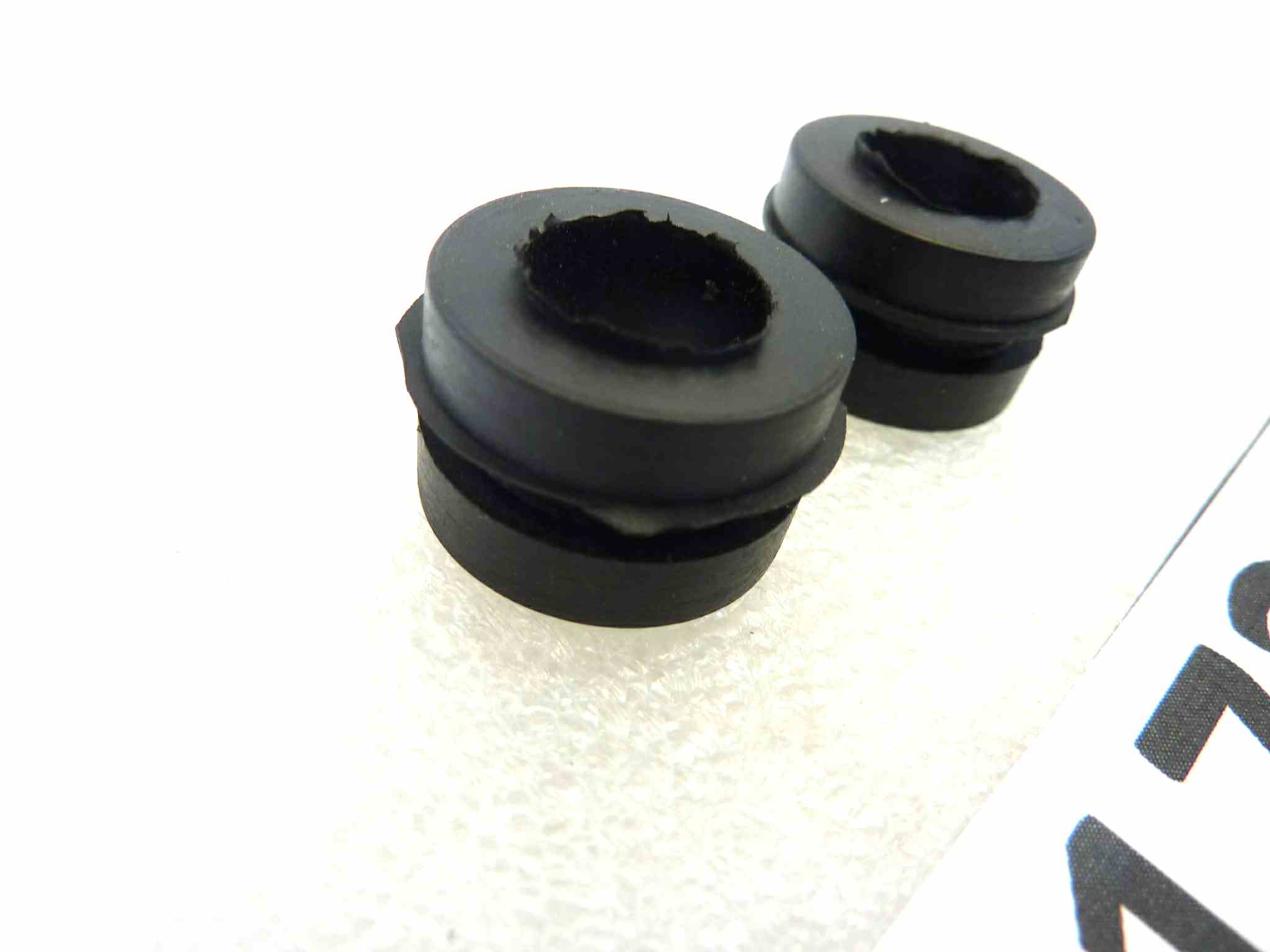 Coppia gommino radiatore Guzzi Sport 1100 V11 vari modelli silentblock cod 91551132 NUOVO Fondo di magazzino Leggi descrizione - immagine 3