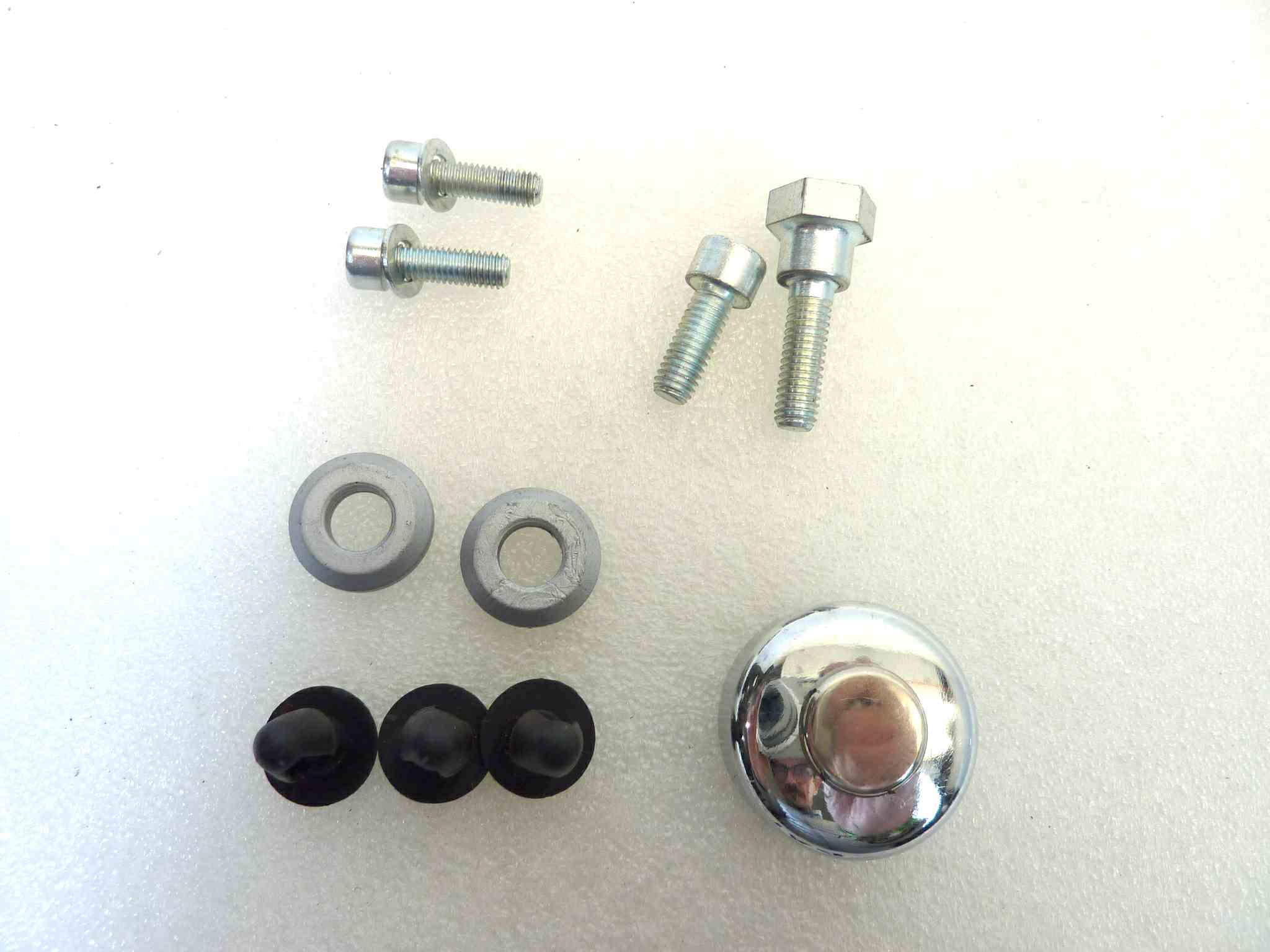 Dado fissaggio testa 8 x 30 Guzzi California 1100 V10 V11 Daytona 1000 Sport 1100 940 Bellagio cod 30513401 NUOVO Fondo di magazzino Leggi descrizione - immagine 2