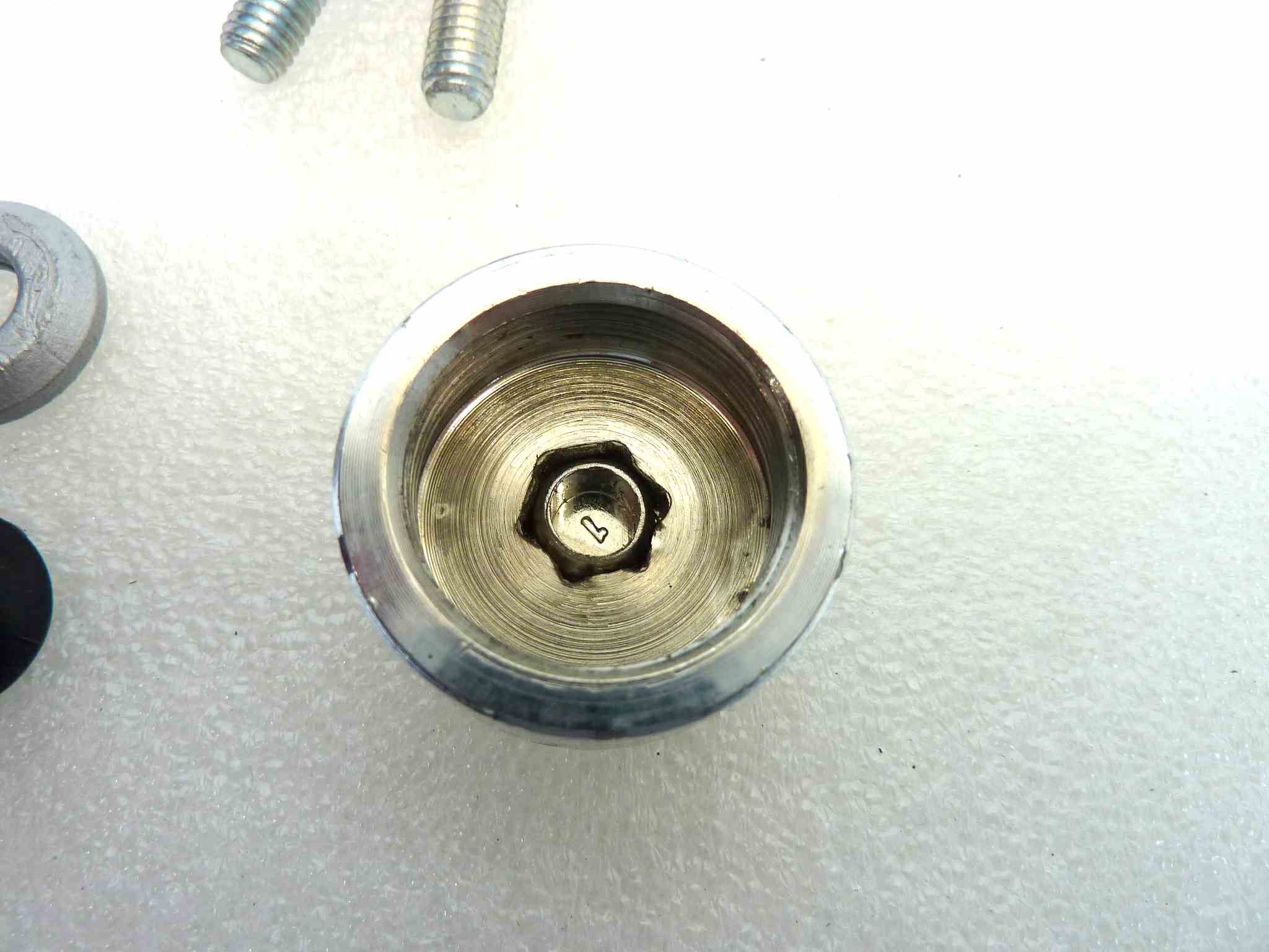 Dado fissaggio testa 8 x 30 Guzzi California 1100 V10 V11 Daytona 1000 Sport 1100 940 Bellagio cod 30513401 NUOVO Fondo di magazzino Leggi descrizione - immagine 4