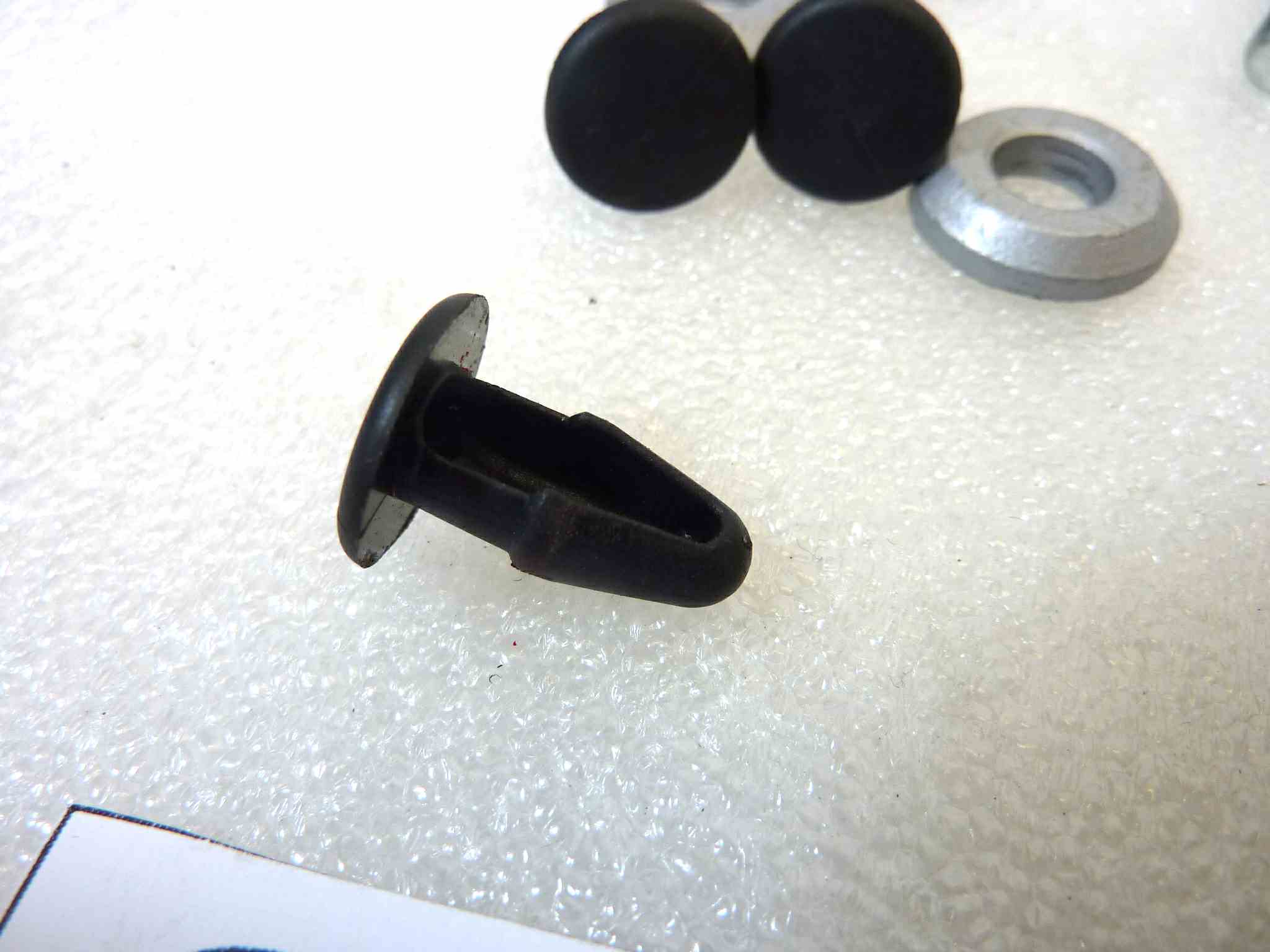 Dado fissaggio testa 8 x 30 Guzzi California 1100 V10 V11 Daytona 1000 Sport 1100 940 Bellagio cod 30513401 NUOVO Fondo di magazzino Leggi descrizione - immagine 6