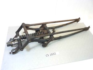 Forcella anteriore parallelogramma BSA 1927 (forse) moto epoca BSA parallelogram motorcycle fork: lungh tot a riposo 68 cm - lrghezza interna perno 13,5 cm moto inglese Benelli Guzzi Gilera Bsa Triumph Norton fork