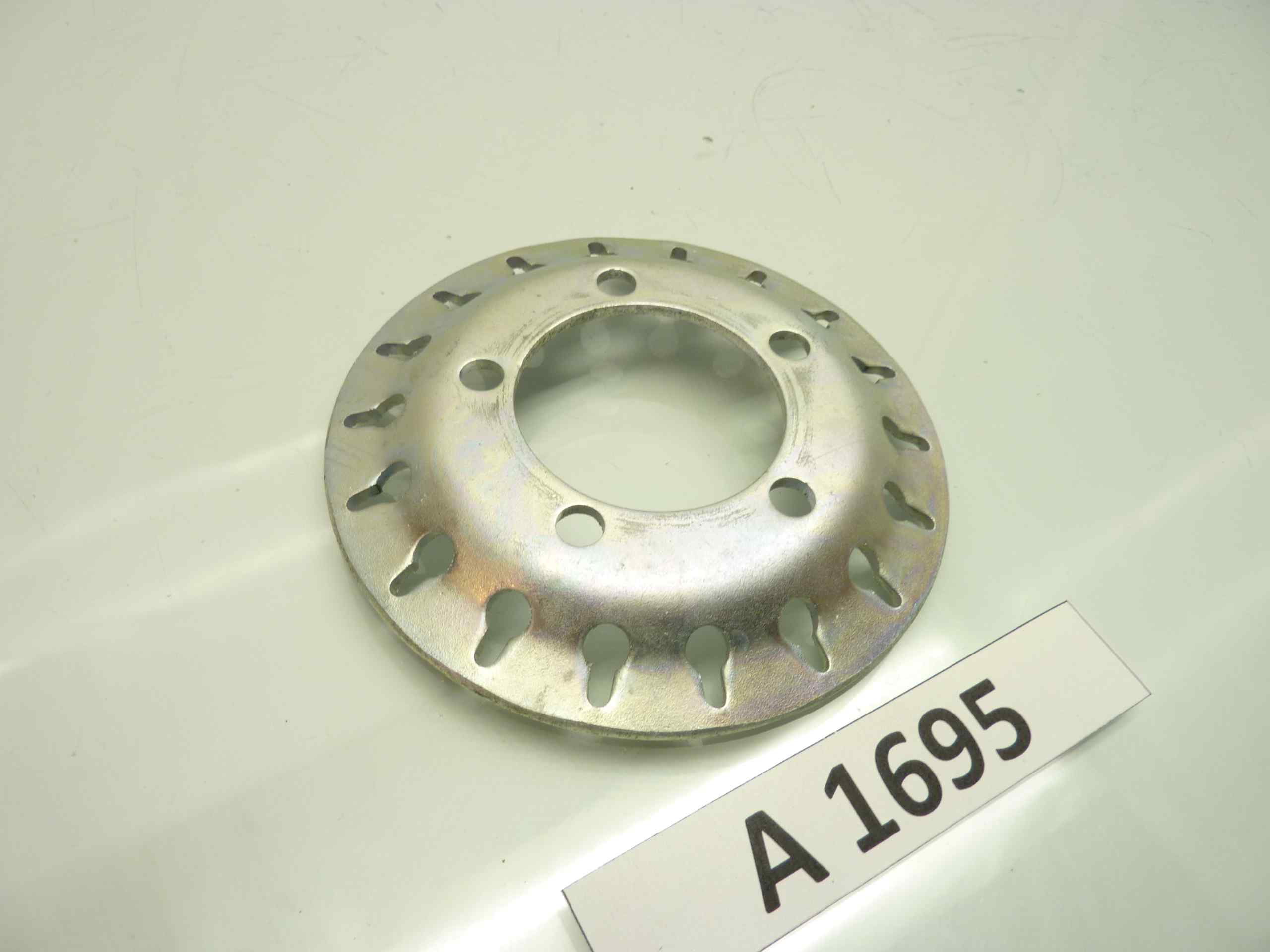 Distanziale flangia raggi moto ciclomotore epoca diam est 111 mm - diam int 46,3 mm - interasse fori lateralmente 34 mm - altezza totale 13,5 mm - immagine 2