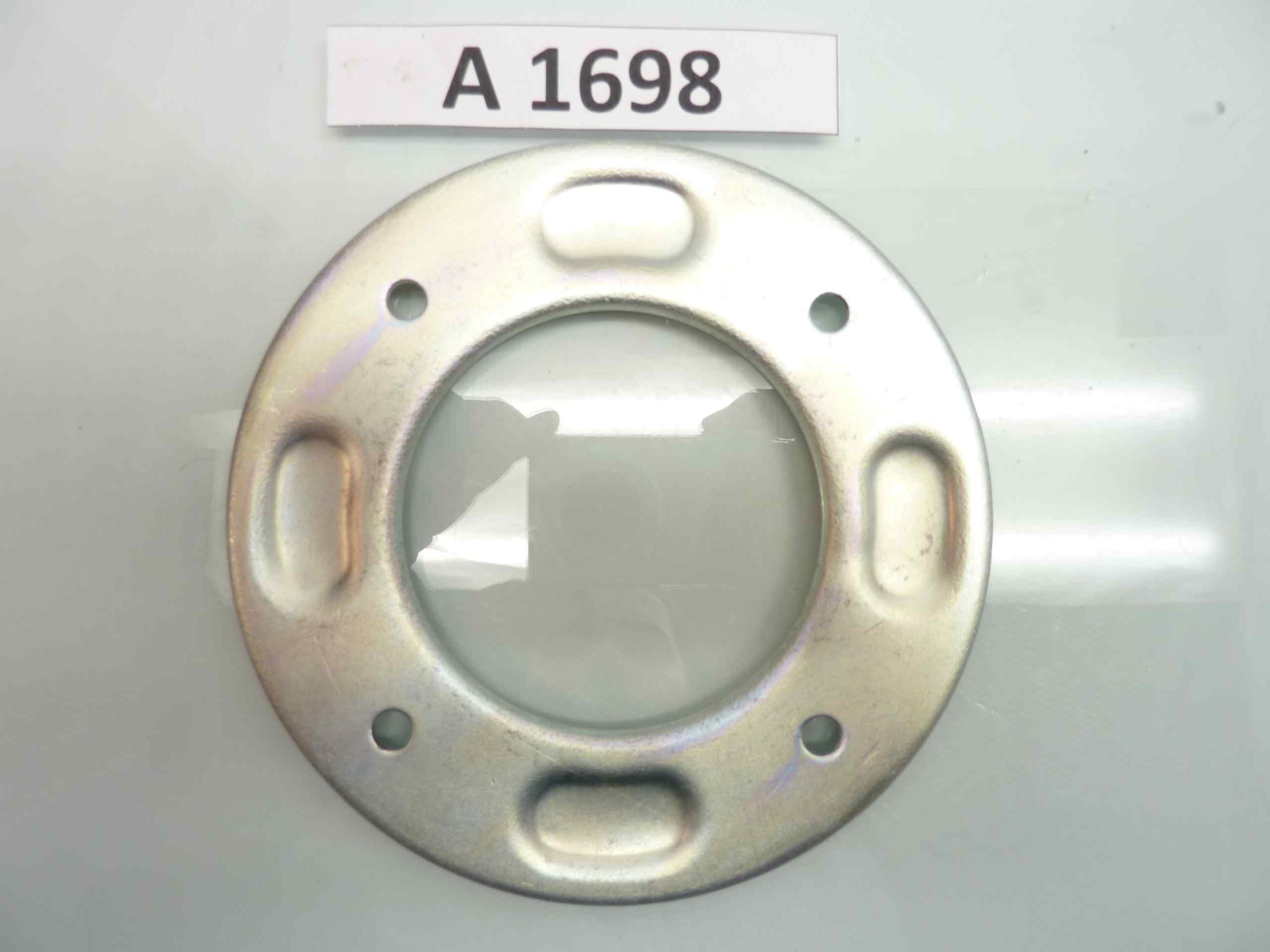 Distanziale flangia mozzo freno moto ciclomotore epoca diam est 142 mm - diam int 78 mm - interasse fori lateralmente 111 e 80 mm - altezza totale 4 mm