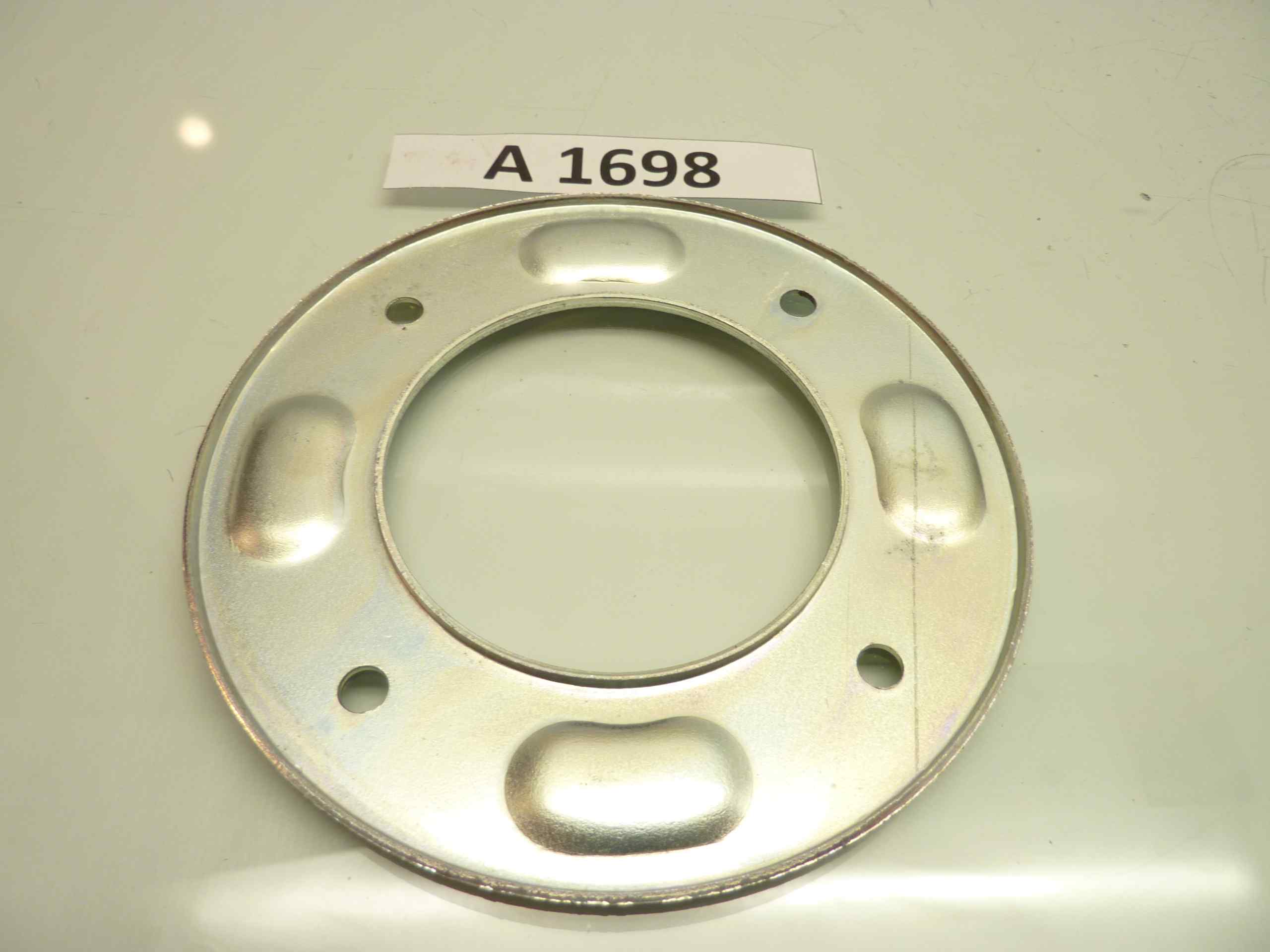 Distanziale flangia mozzo freno moto ciclomotore epoca diam est 142 mm - diam int 78 mm - interasse fori lateralmente 111 e 80 mm - altezza totale 4 mm - immagine 3