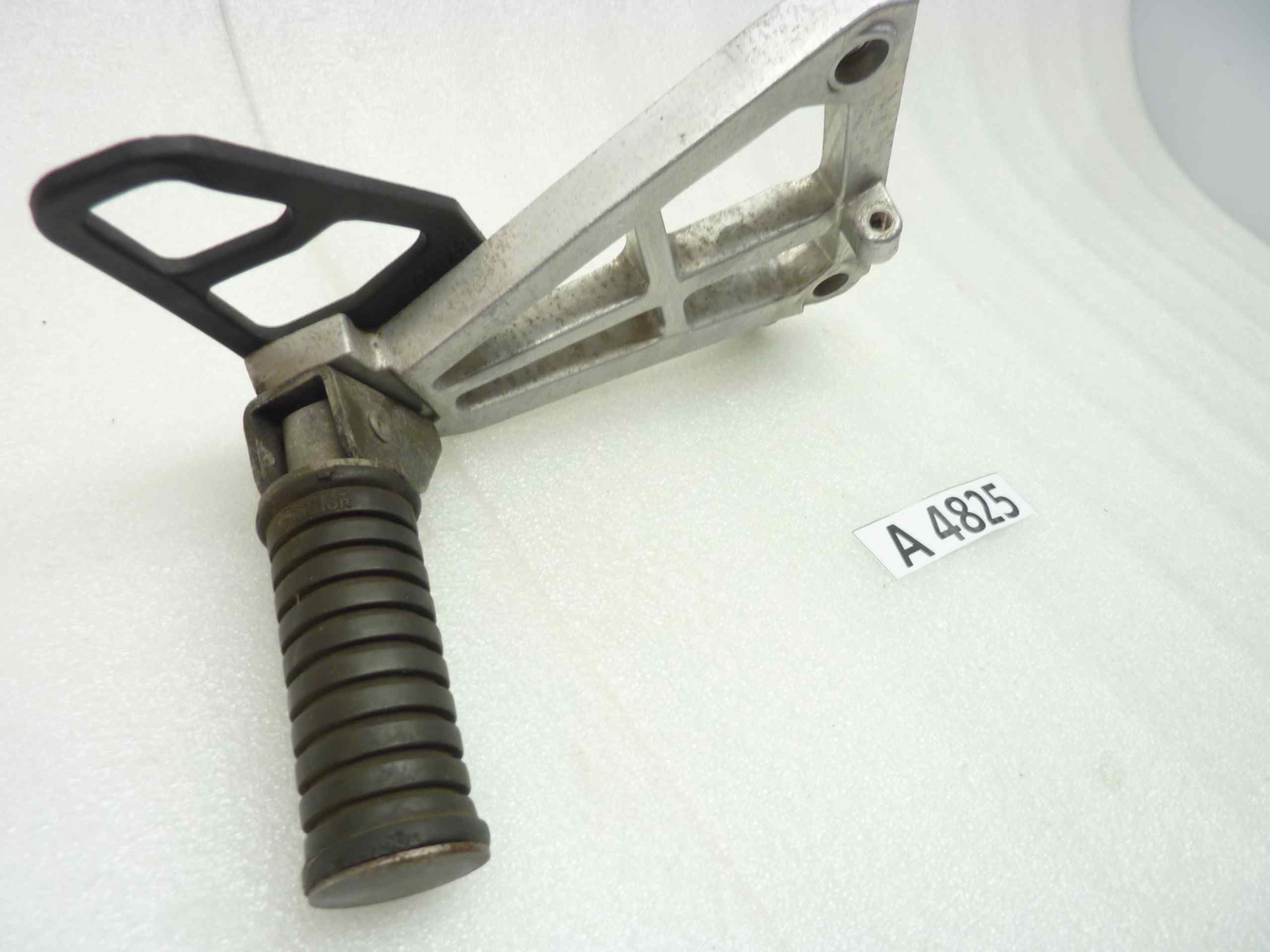 Fantic Raider 250 staffa poggiapiedi posteriore destro - immagine 2