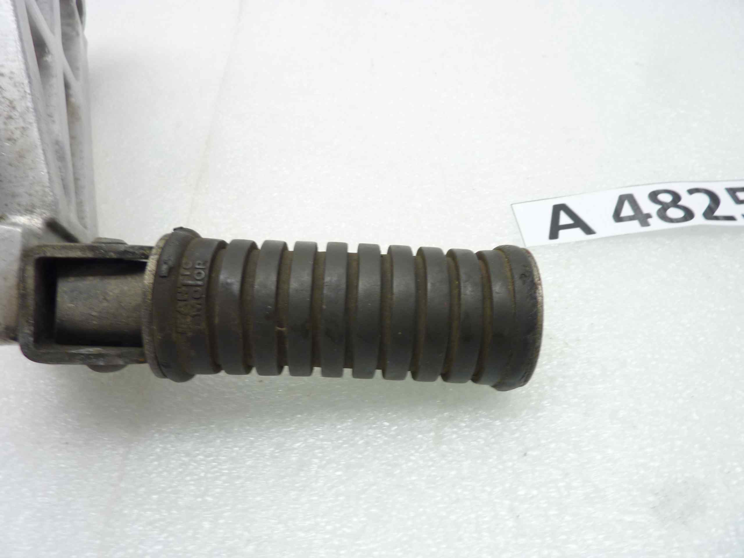 Fantic Raider 250 staffa poggiapiedi posteriore destro - immagine 4