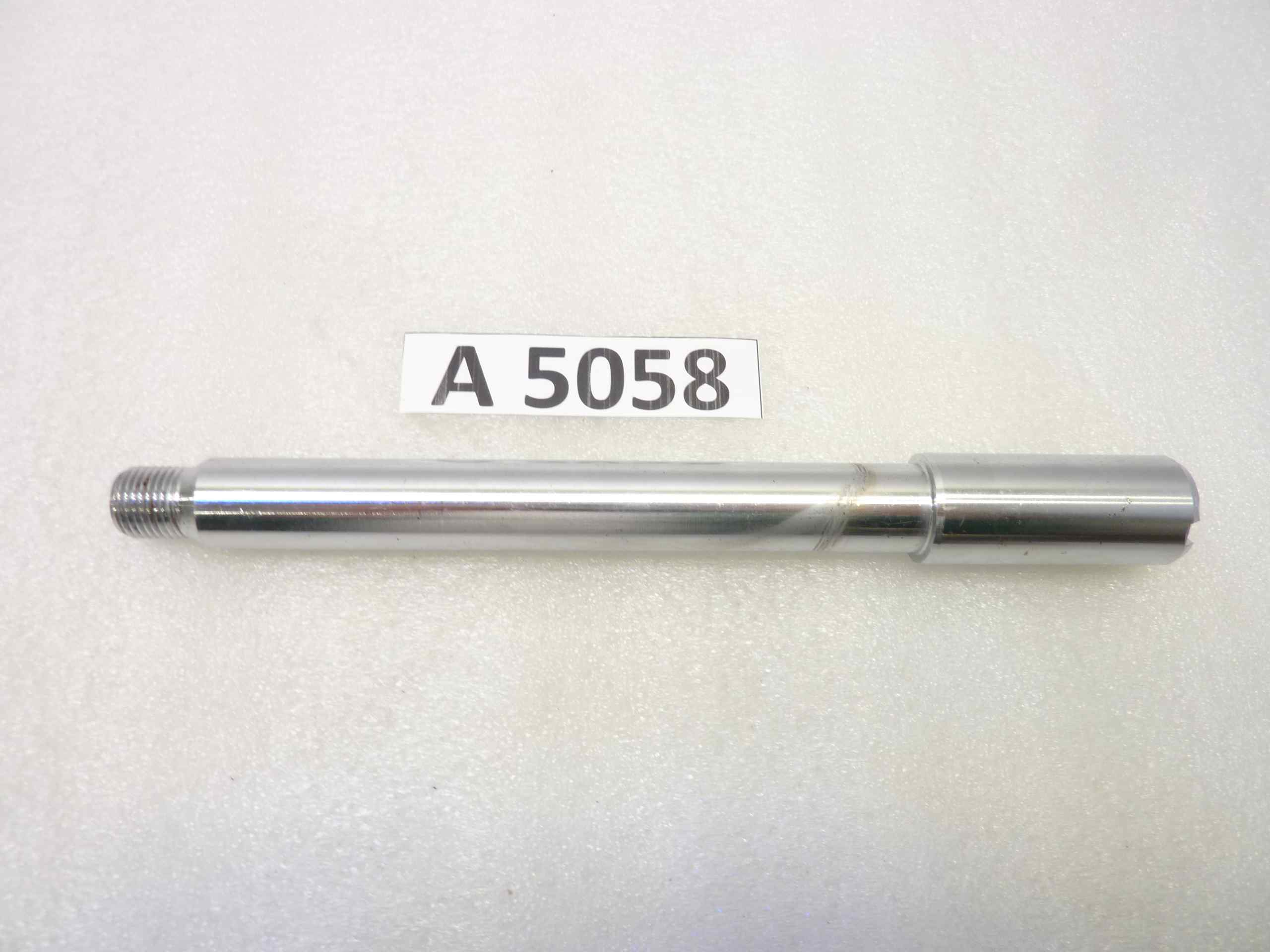 Guzzi perno ruota anteriore cromato lungh 230 mm, diam filetto 15,9 mm, diam centrale 20 mm, diam finale 25 mm nuovo fondo di magazzino