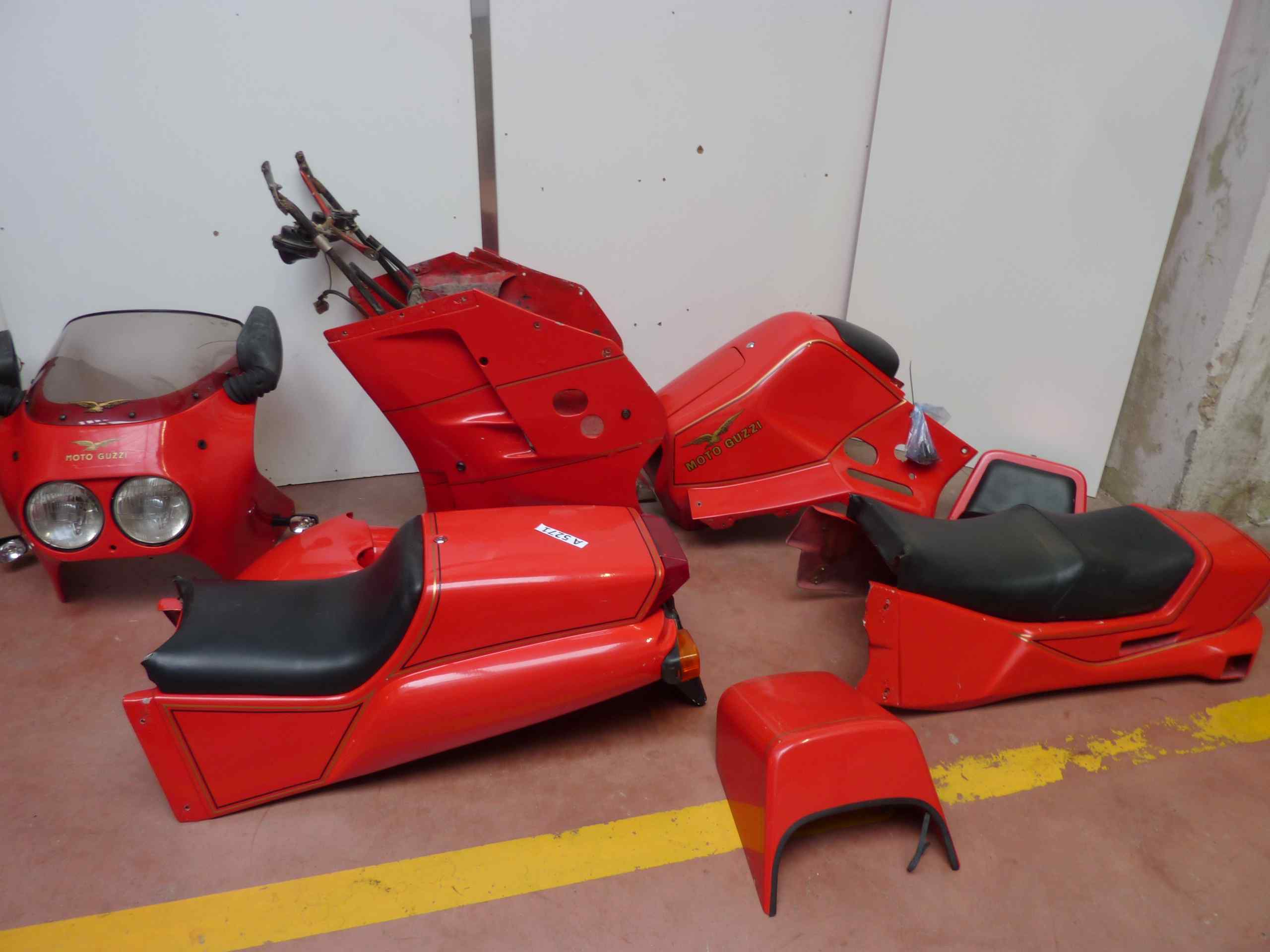 Kit carene Guzzi telaio Tonti artigianali 750 850 1000 V7 Sport Le mans SP T3 e compatibili con telaio Tonti, il kit comprende un codone monoposto, codone biposto con unghie monoposto, parafango anteriore, carena centrale superiore copri serbatoio, carene laterali-inferiori con telaio e clacson, cupolino anteriore con fari Carello, no chiavi per serrature. ritiro a mano presso la Ns sede a Vigevano (PV)