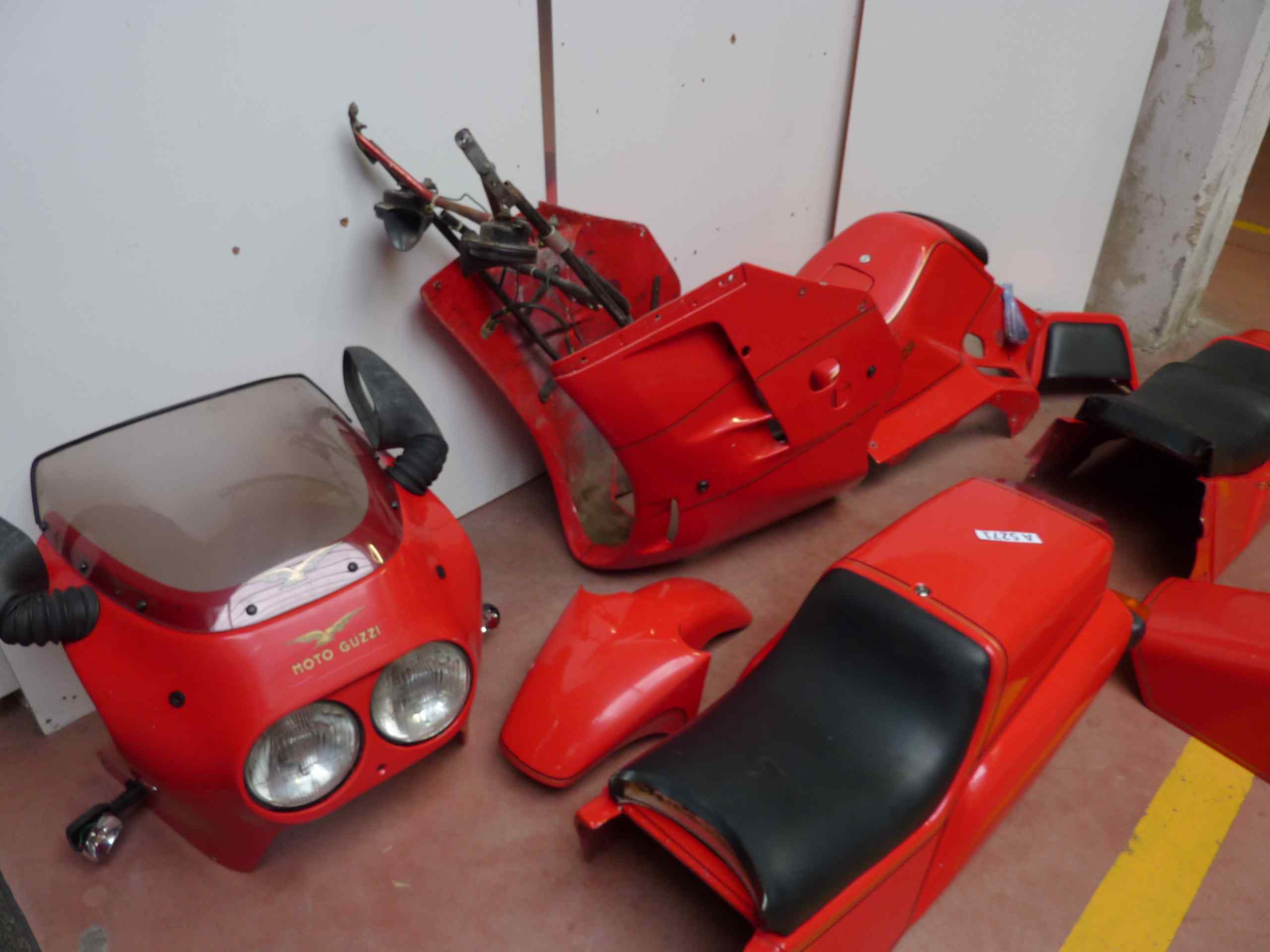 Kit carene Guzzi telaio Tonti artigianali 750 850 1000 V7 Sport Le mans SP T3 e compatibili con telaio Tonti, il kit comprende un codone monoposto, codone biposto con unghie monoposto, parafango anteriore, carena centrale superiore copri serbatoio, carene laterali-inferiori con telaio e clacson, cupolino anteriore con fari Carello, no chiavi per serrature. ritiro a mano presso la Ns sede a Vigevano (PV) - immagine 2