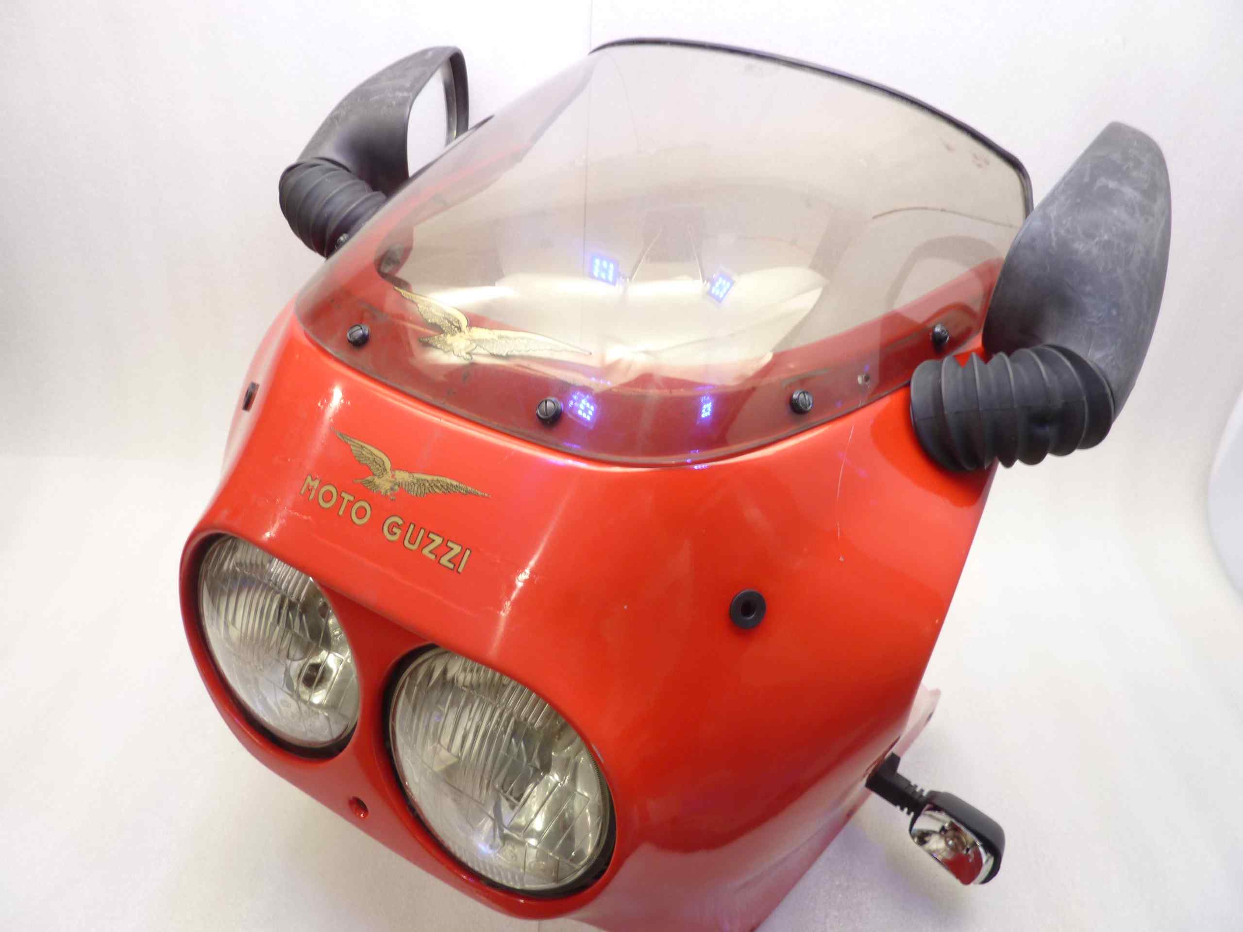 Kit carene Guzzi telaio Tonti artigianali 750 850 1000 V7 Sport Le mans SP T3 e compatibili con telaio Tonti, il kit comprende un codone monoposto, codone biposto con unghie monoposto, parafango anteriore, carena centrale superiore copri serbatoio, carene laterali-inferiori con telaio e clacson, cupolino anteriore con fari Carello, no chiavi per serrature. ritiro a mano presso la Ns sede a Vigevano (PV) - immagine 3